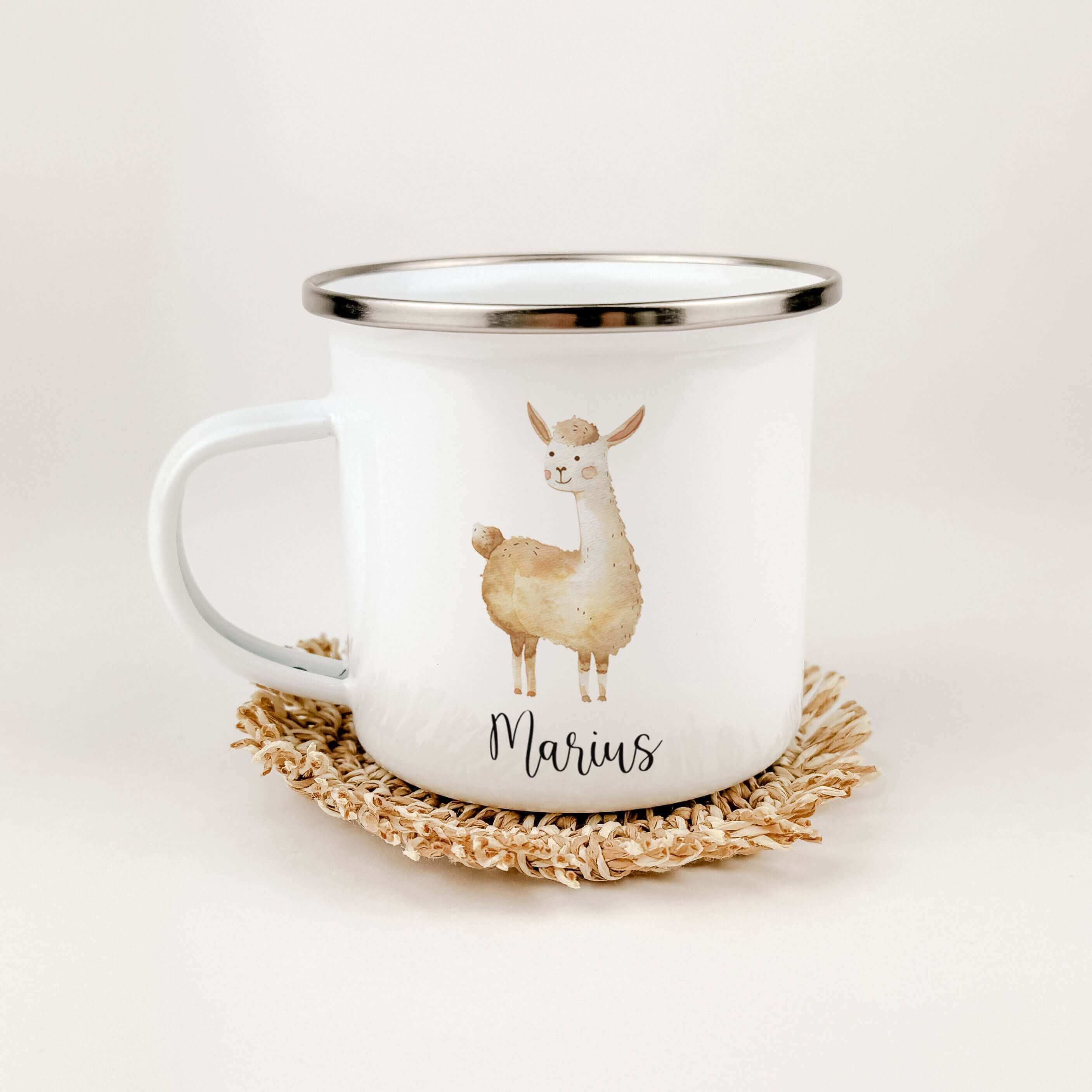 Emaille Tasse Lama-famprints-Emaille Tasse-Entdecke unsere personalisierte Emaille Tasse Lama - ein einzigartiges und liebevoll gestaltetes Geschenk für Kinder! Mit einem süßen kleinen Lama in Aquarell Optik bedruckt, ist diese Tasse nicht nur optisch ans
