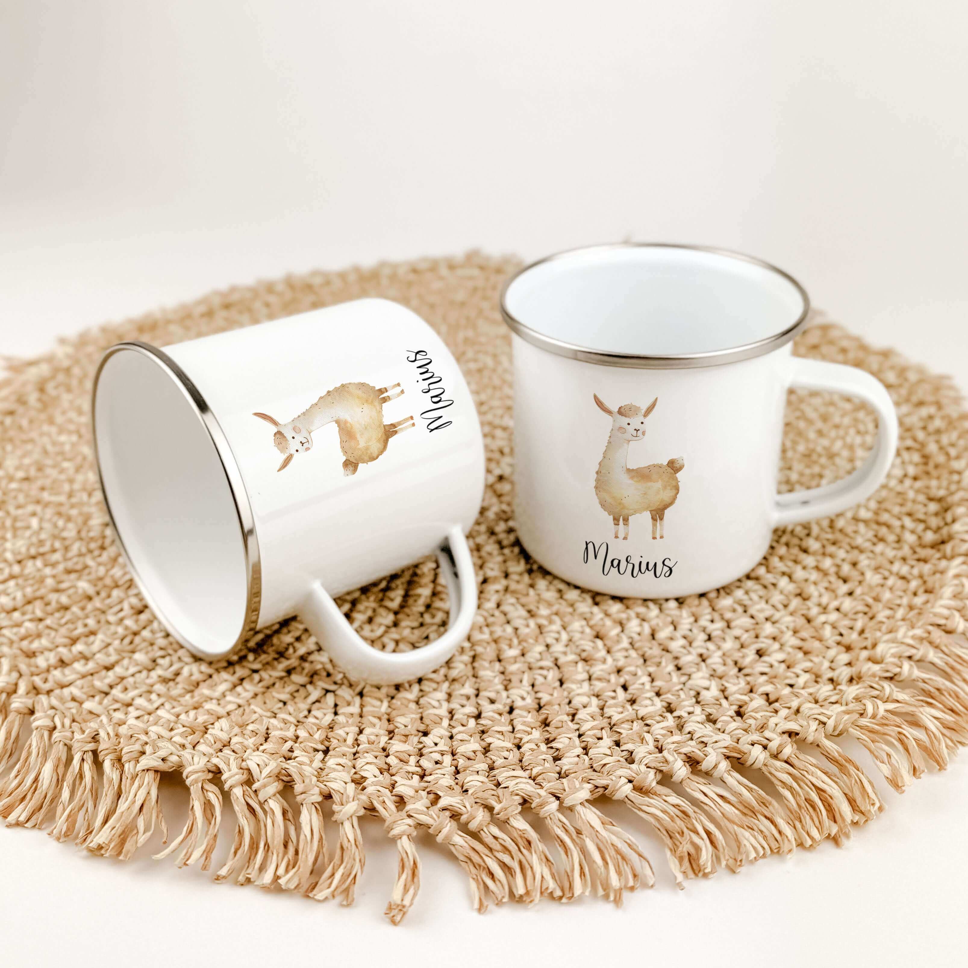 Emaille Tasse Lama-famprints-Emaille Tasse-Entdecke unsere personalisierte Emaille Tasse Lama - ein einzigartiges und liebevoll gestaltetes Geschenk für Kinder! Mit einem süßen kleinen Lama in Aquarell Optik bedruckt, ist diese Tasse nicht nur optisch ans