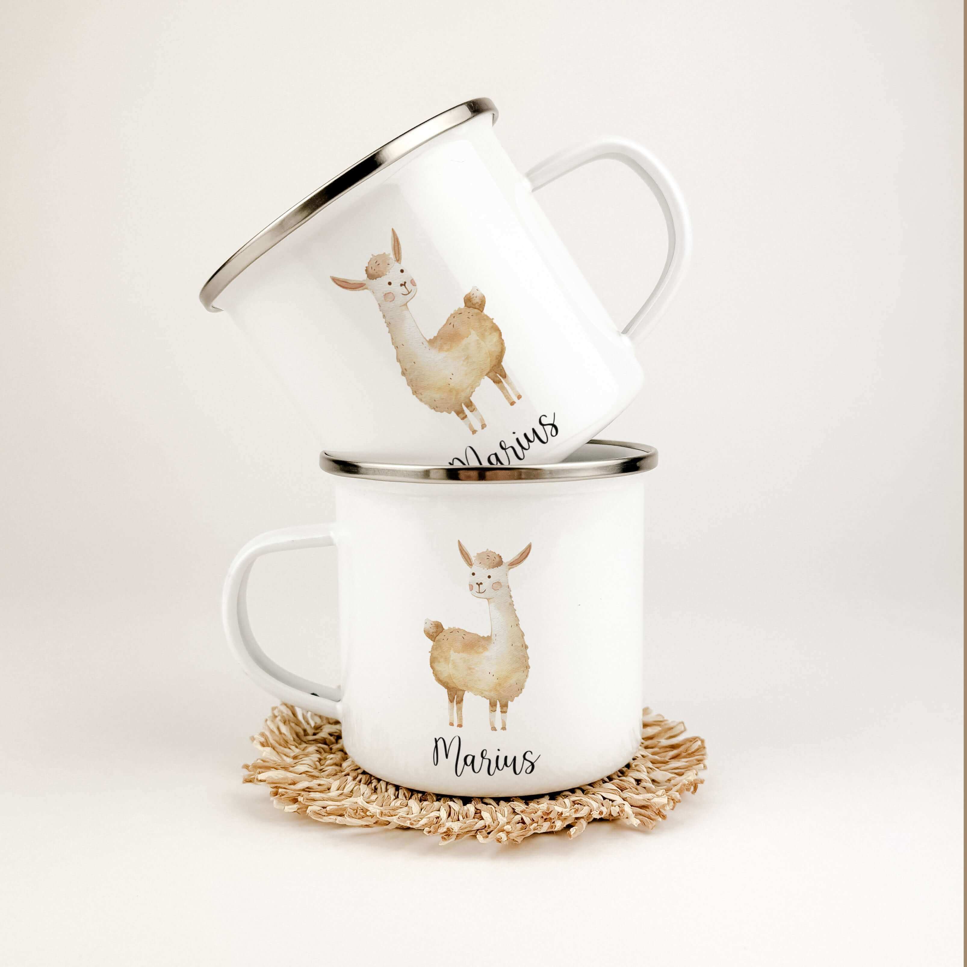 Emaille Tasse Lama-famprints-Emaille Tasse-Entdecke unsere personalisierte Emaille Tasse Lama - ein einzigartiges und liebevoll gestaltetes Geschenk für Kinder! Mit einem süßen kleinen Lama in Aquarell Optik bedruckt, ist diese Tasse nicht nur optisch ans