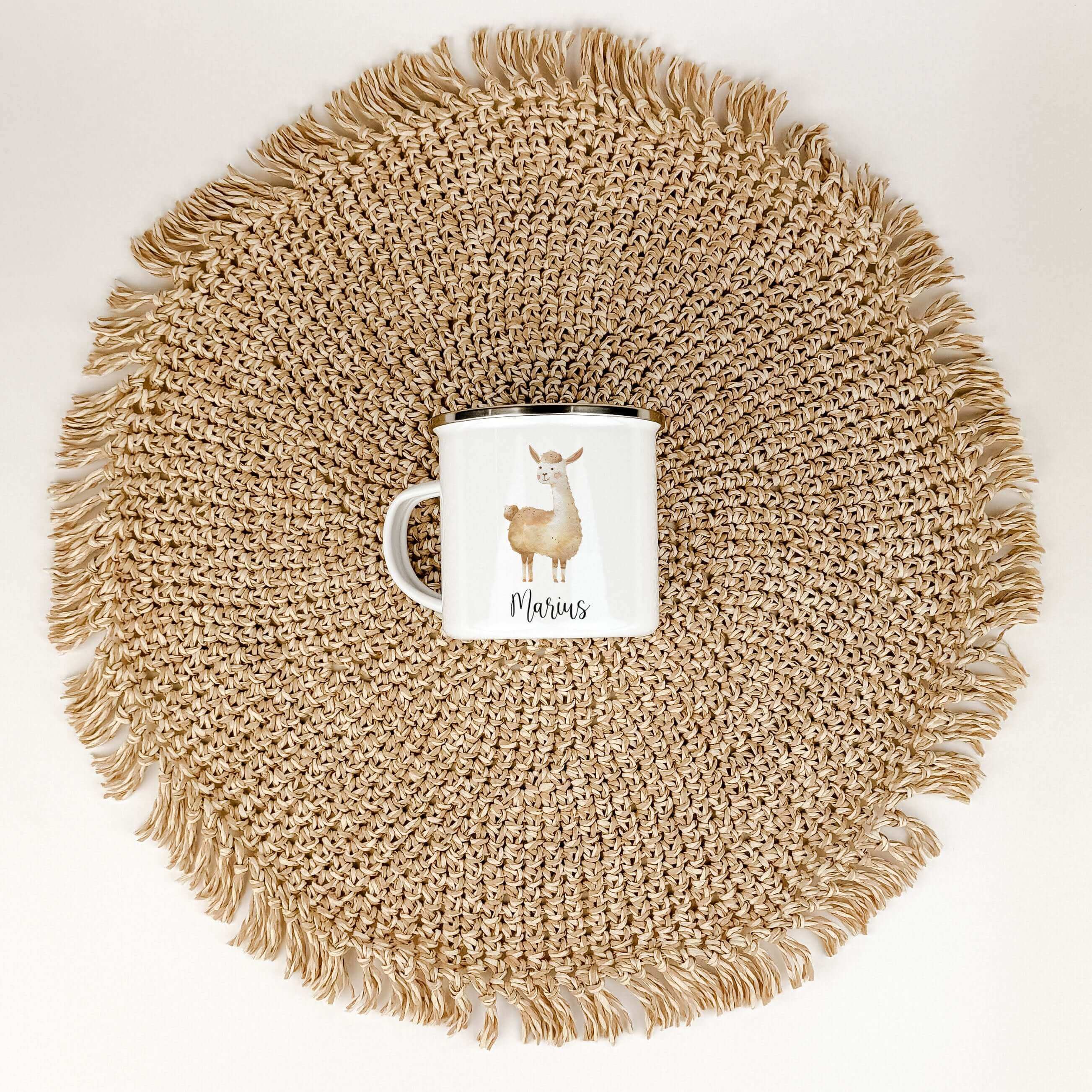 Emaille Tasse Lama-famprints-Emaille Tasse-Entdecke unsere personalisierte Emaille Tasse Lama - ein einzigartiges und liebevoll gestaltetes Geschenk für Kinder! Mit einem süßen kleinen Lama in Aquarell Optik bedruckt, ist diese Tasse nicht nur optisch ans