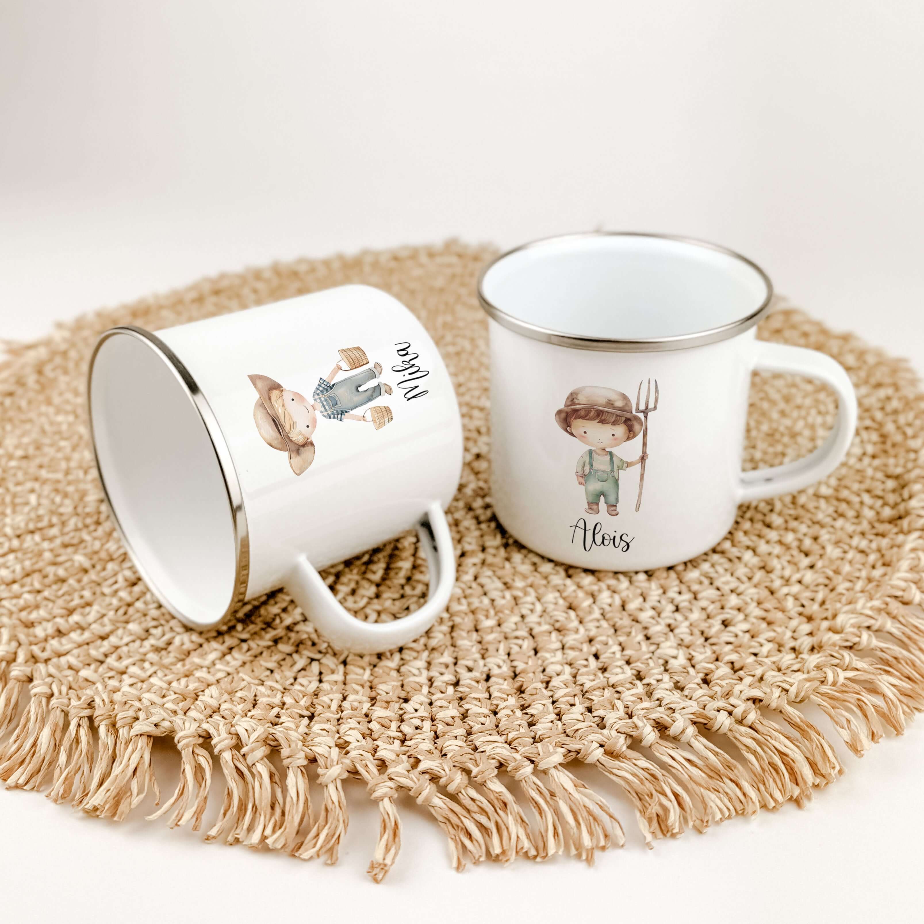 Emaille Tasse Bauer-famprints-Emaille Tasse-Entdecke die charmante Emaille Tasse Bauer – das perfekte Geschenk für kleine Bauernhof Fans! Diese personalisierte Tasse wird liebevoll mit deinem Namen bedruckt und zeigt einen süßen kleinen Bauern in zauberha