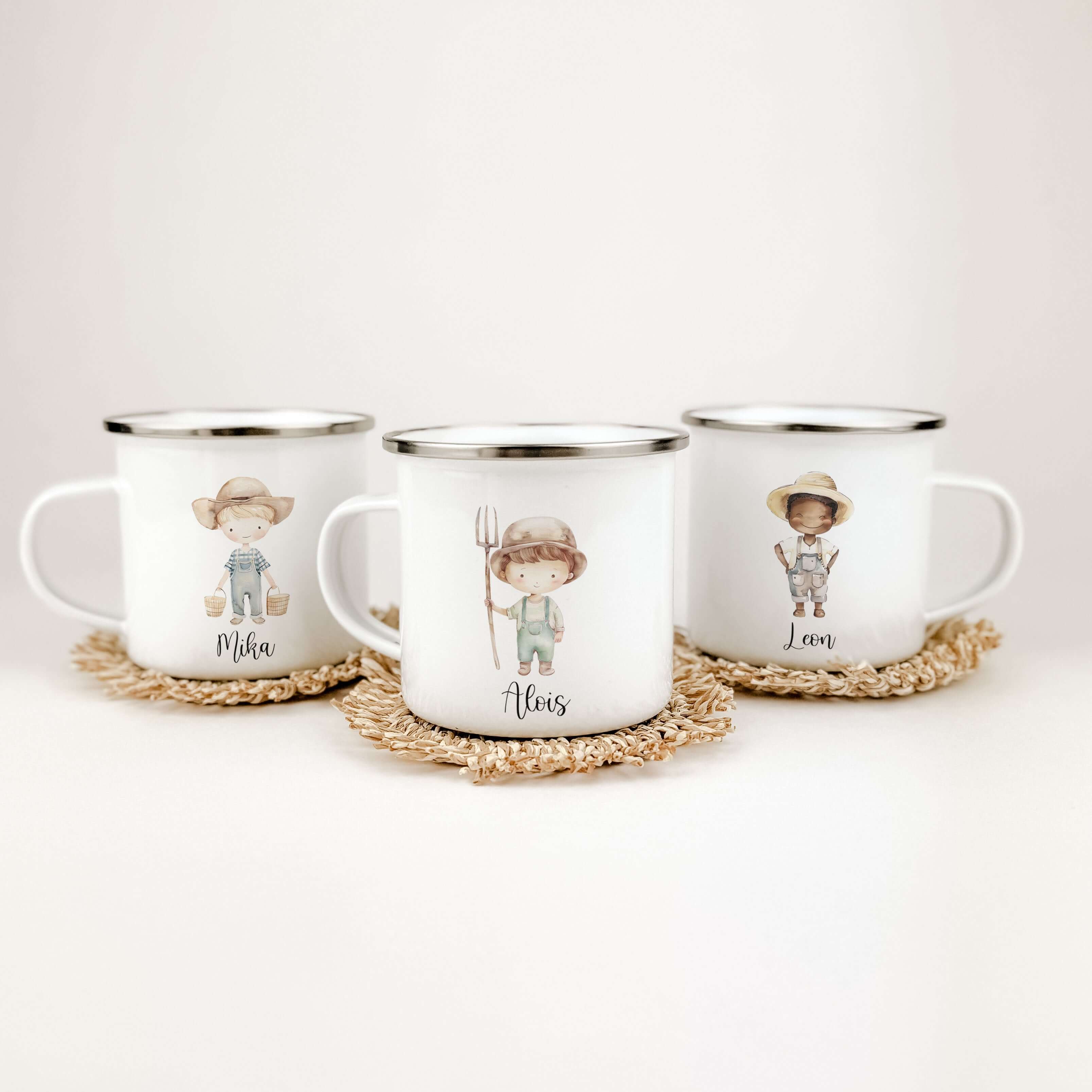 Emaille Tasse Bauer-famprints-Emaille Tasse-Entdecke die charmante Emaille Tasse Bauer – das perfekte Geschenk für kleine Bauernhof Fans! Diese personalisierte Tasse wird liebevoll mit deinem Namen bedruckt und zeigt einen süßen kleinen Bauern in zauberha