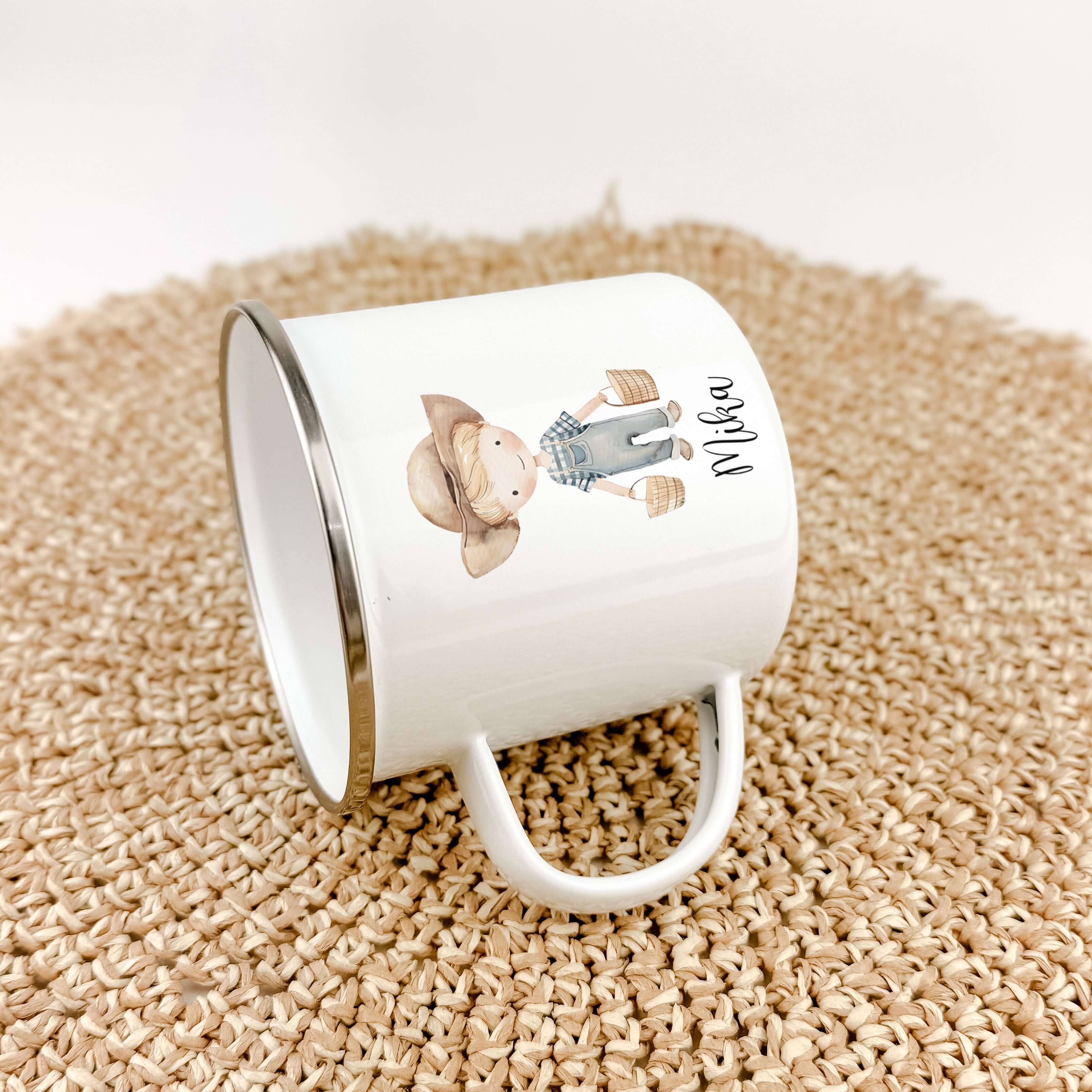 Emaille Tasse Bauer-famprints-Emaille Tasse-Entdecke die charmante Emaille Tasse Bauer – das perfekte Geschenk für kleine Bauernhof Fans! Diese personalisierte Tasse wird liebevoll mit deinem Namen bedruckt und zeigt einen süßen kleinen Bauern in zauberha