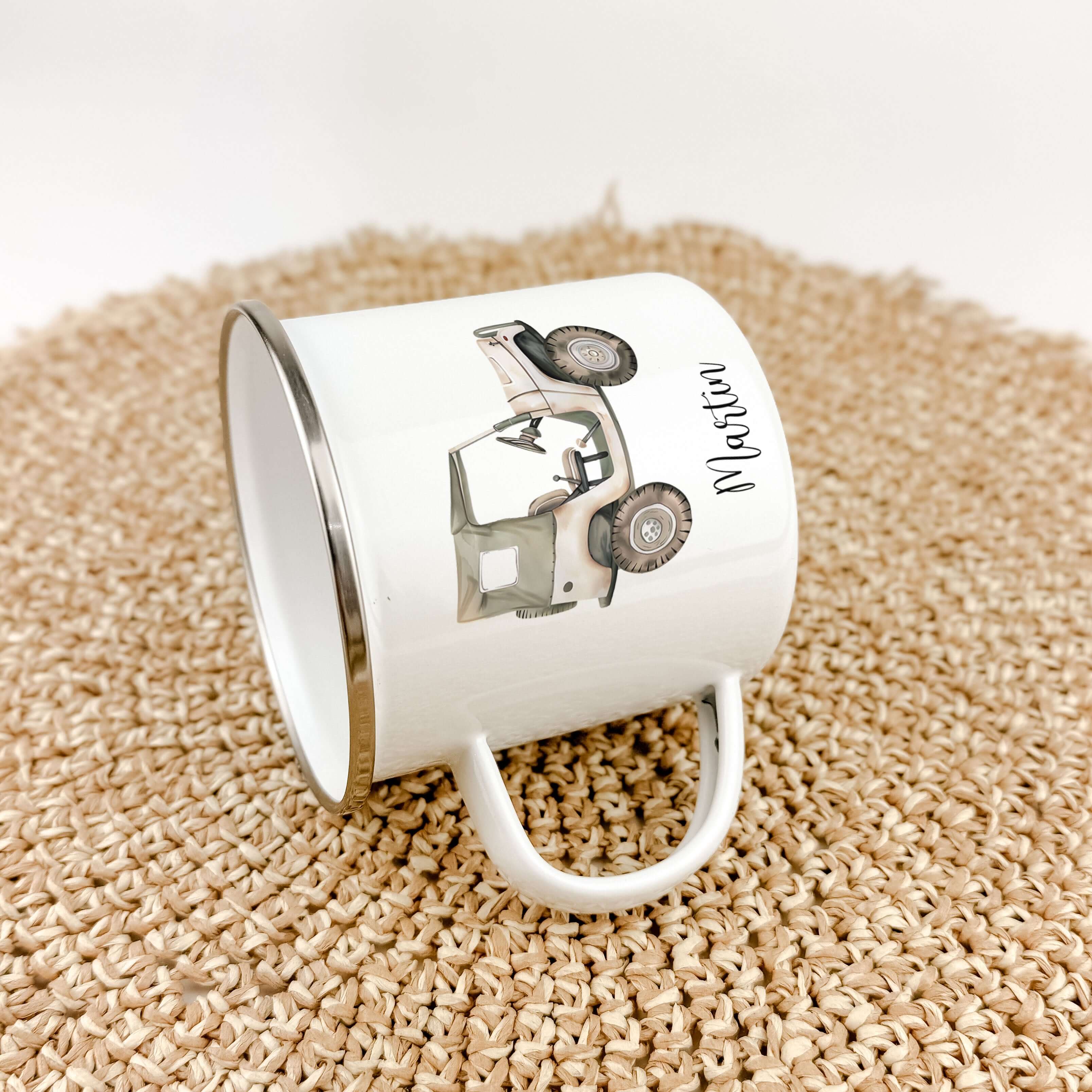 Emaille Tasse Auto-famprints-Emaille Tasse-Die personalisierte Emaille Tasse "Auto" ist das ideale Geschenk für Kinder zur Einschulung, Taufe oder Ostern. Mit ihrem einzigartigen Design eines kleinen Geländewagens in Aquarell Optik wird sie von uns mit Li