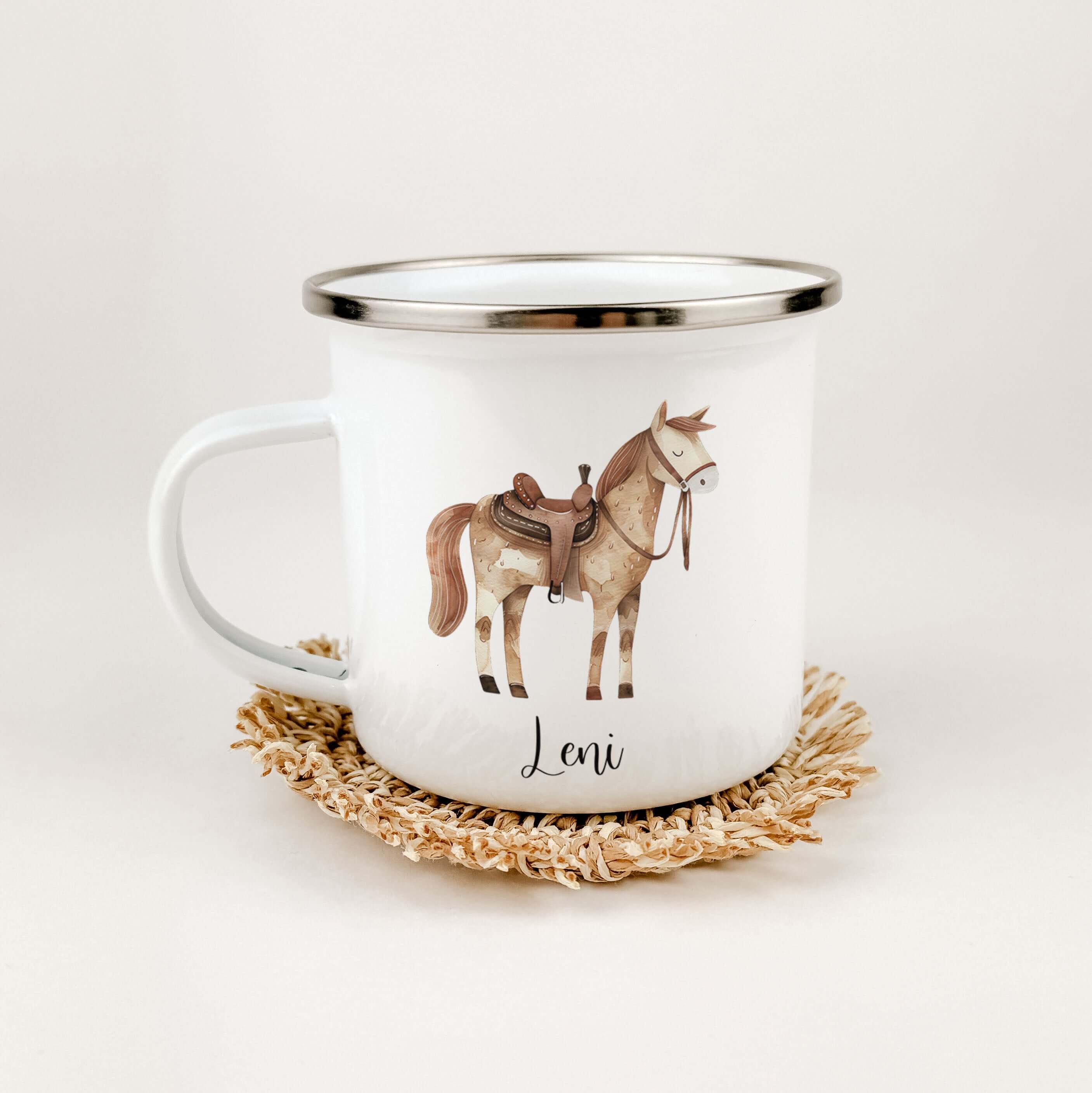Emaille Tasse Pferd-famprints-Emaille Tasse-Entdecke die zauberhafte Emaille Tasse mit einem süßen Pferd, die nicht nur praktisch ist, sondern auch ein Stückchen Freude in den Alltag deines Kindes bringt. Diese personalisierte Tasse wird mit Liebe für dic
