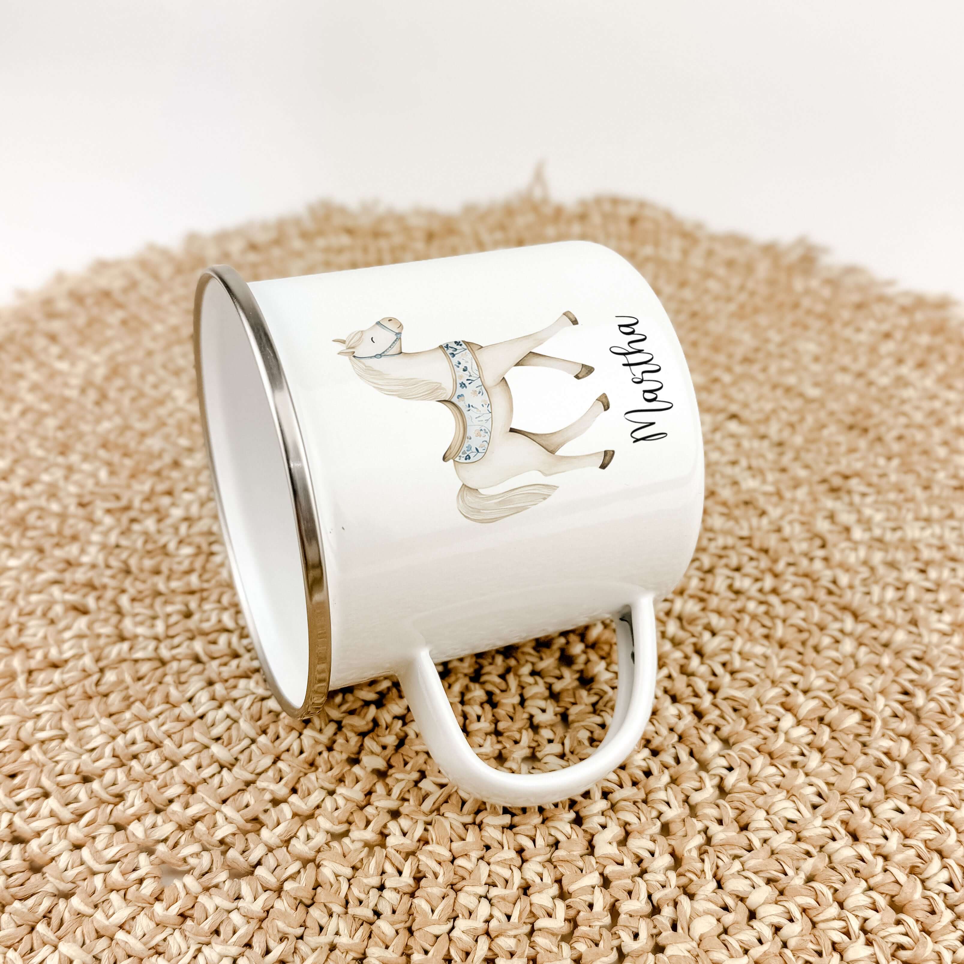 Emaille Tasse Pferd-famprints-Emaille Tasse-Entdecke die zauberhafte Emaille Tasse mit einem süßen Pferd, die nicht nur praktisch ist, sondern auch ein Stückchen Freude in den Alltag deines Kindes bringt. Diese personalisierte Tasse wird mit Liebe für dic