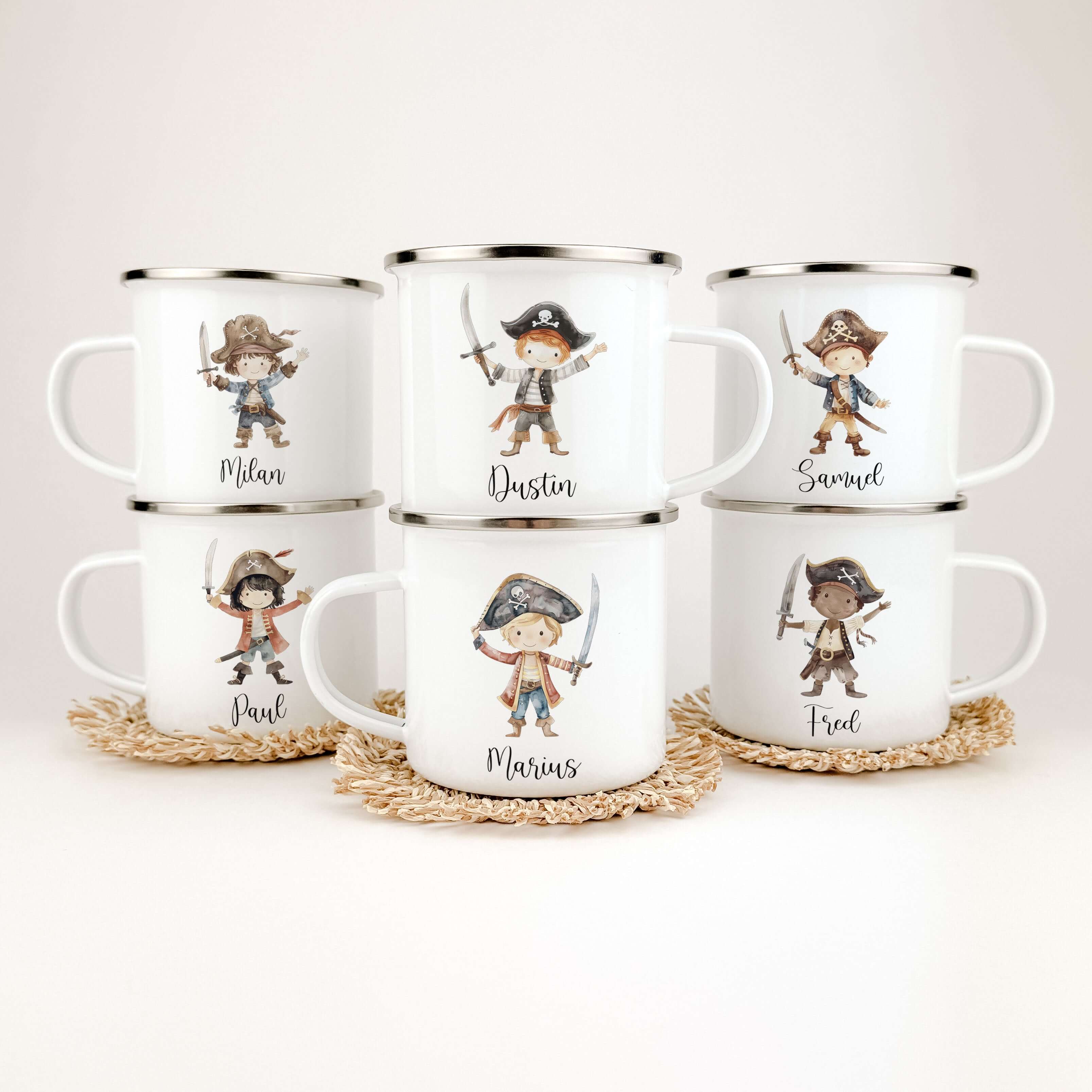 Emaille Tasse Pirat-famprints-Emaille Tasse-Entdecke die perfekte Emaille Tasse für kleine Abenteurer! Diese personalisierte Kindertasse ist nicht nur ein praktischer Begleiter im Alltag, sondern auch ein zauberhaftes Stück, das Kinderaugen zum Strahlen b