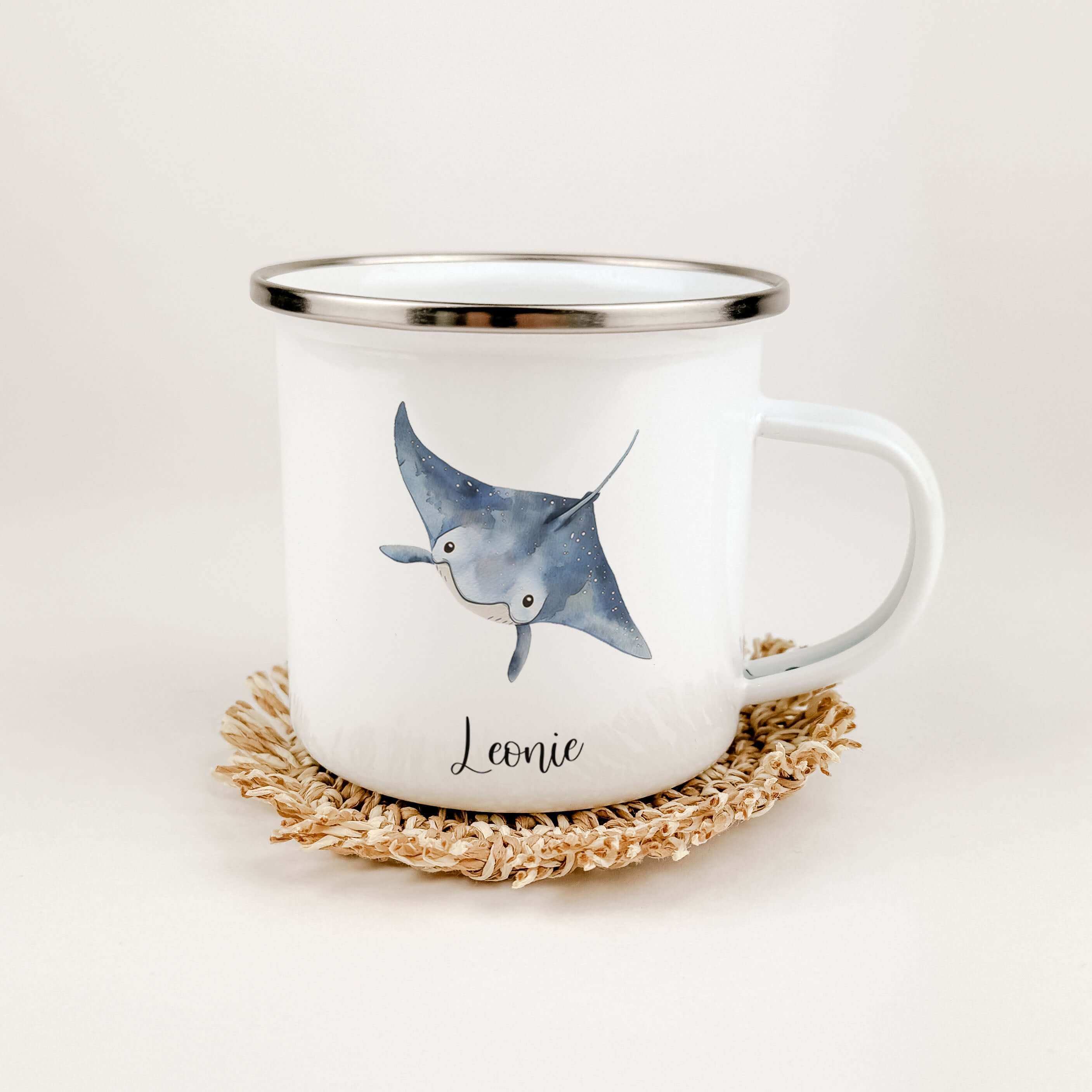 Emaille Tasse Rochen-famprints-Emaille Tasse-Entdecke die zauberhafte Emaille Tasse Rochen, die nicht nur praktisch ist, sondern auch ein Stück Freude in deinen Alltag bringt. Diese Emaille Tasse personalisiert wird liebevoll mit einem einzigartigen Roche