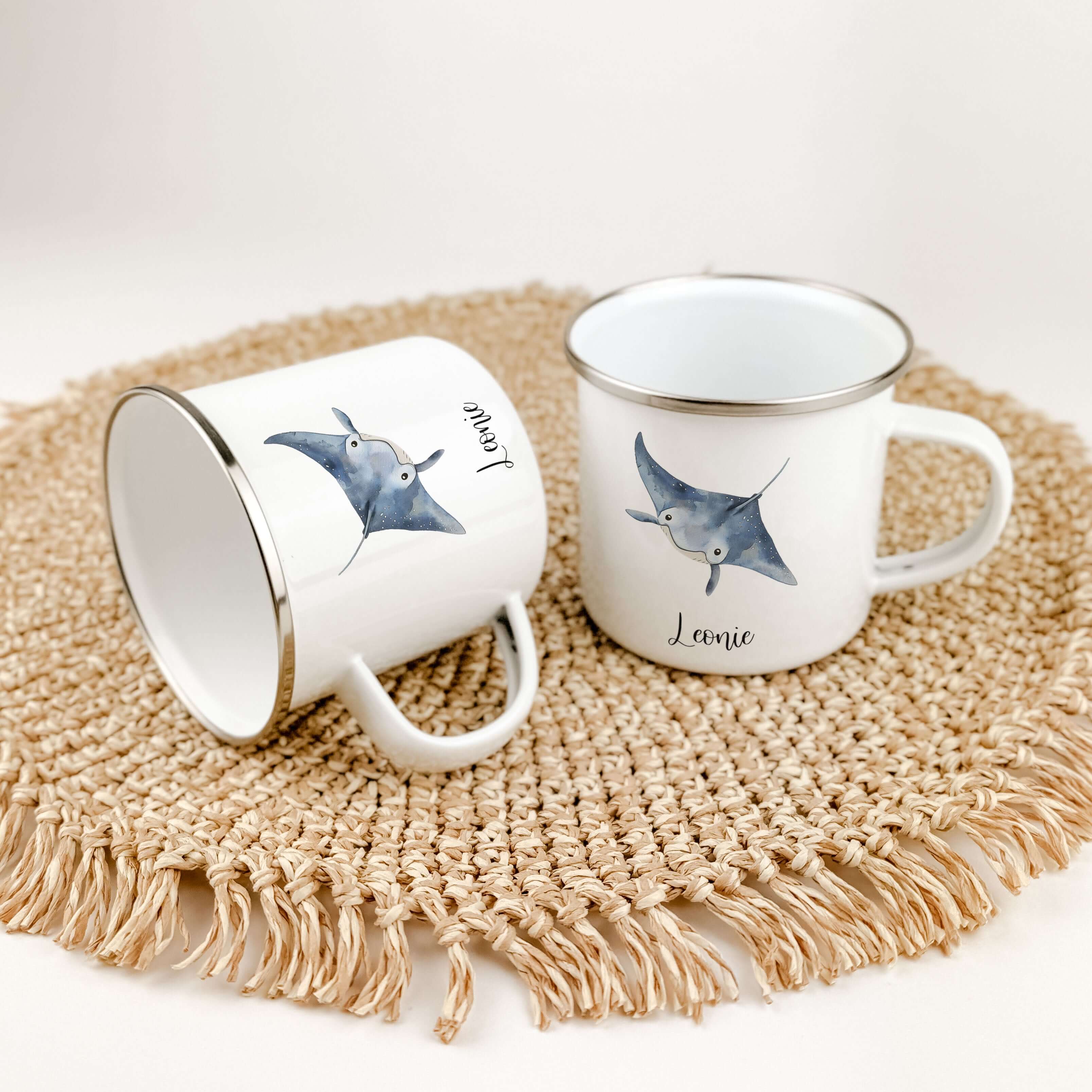 Emaille Tasse Rochen-famprints-Emaille Tasse-Entdecke die zauberhafte Emaille Tasse Rochen, die nicht nur praktisch ist, sondern auch ein Stück Freude in deinen Alltag bringt. Diese Emaille Tasse personalisiert wird liebevoll mit einem einzigartigen Roche