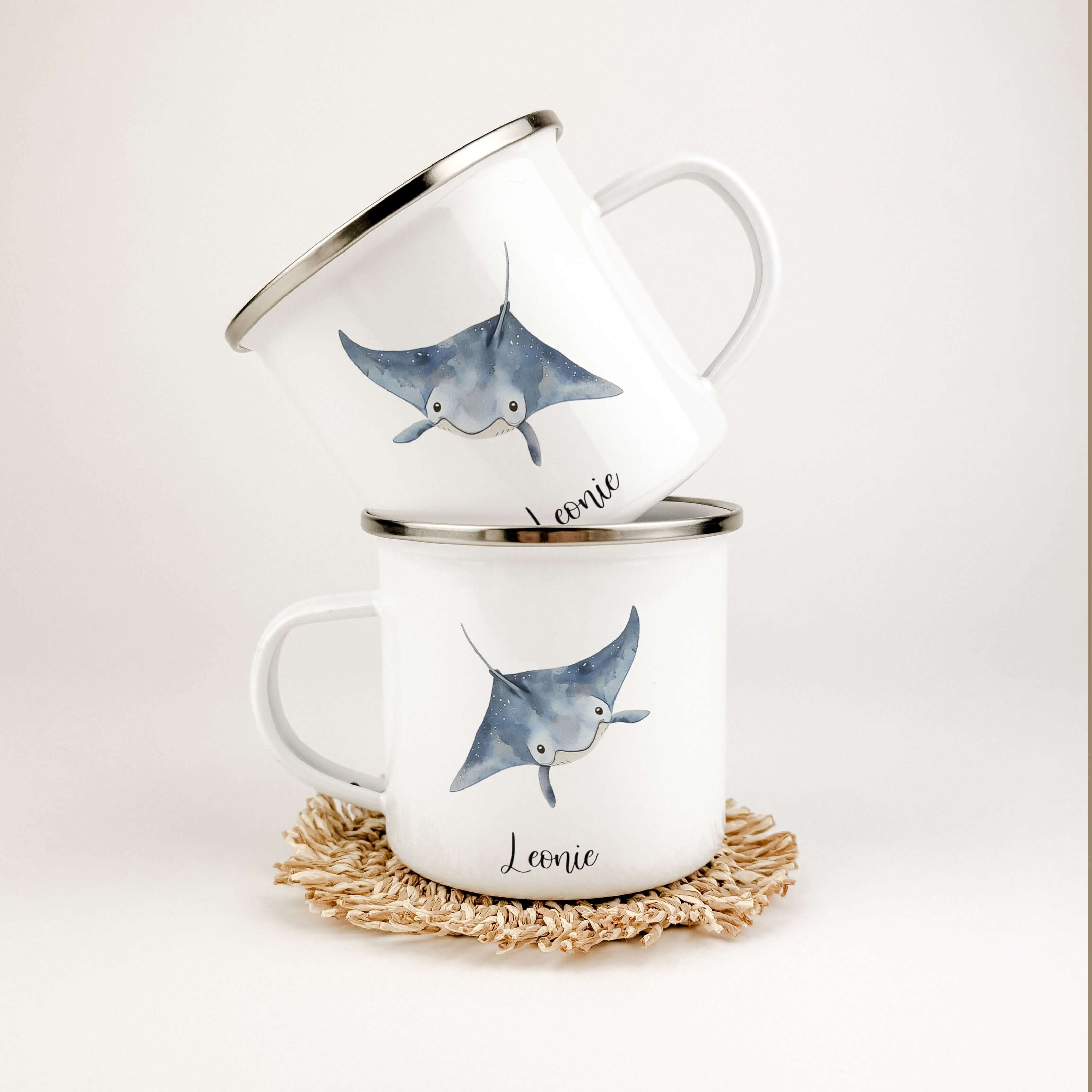 Emaille Tasse Rochen-famprints-Emaille Tasse-Entdecke die zauberhafte Emaille Tasse Rochen, die nicht nur praktisch ist, sondern auch ein Stück Freude in deinen Alltag bringt. Diese Emaille Tasse personalisiert wird liebevoll mit einem einzigartigen Roche