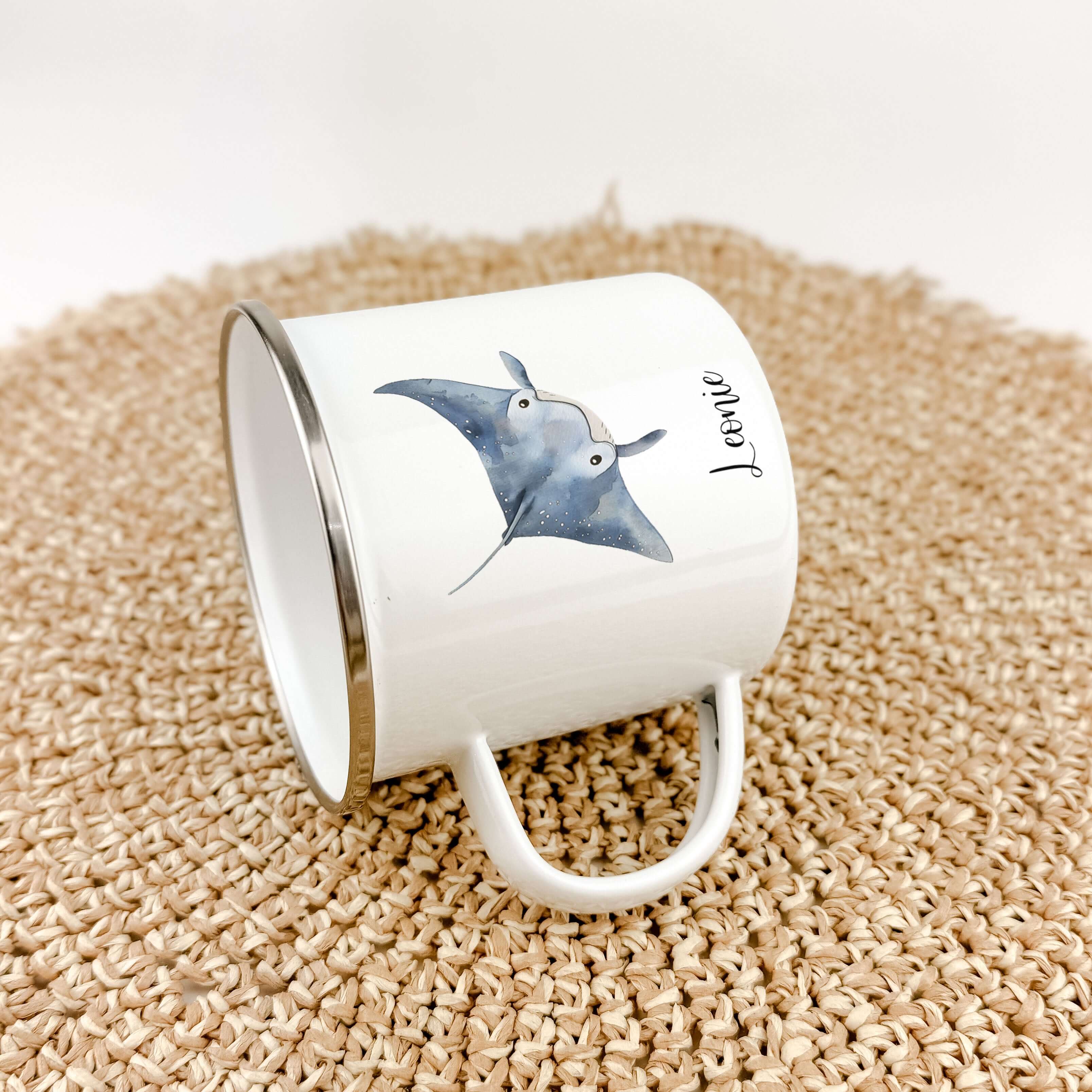 Emaille Tasse Rochen-famprints-Emaille Tasse-Entdecke die zauberhafte Emaille Tasse Rochen, die nicht nur praktisch ist, sondern auch ein Stück Freude in deinen Alltag bringt. Diese Emaille Tasse personalisiert wird liebevoll mit einem einzigartigen Roche