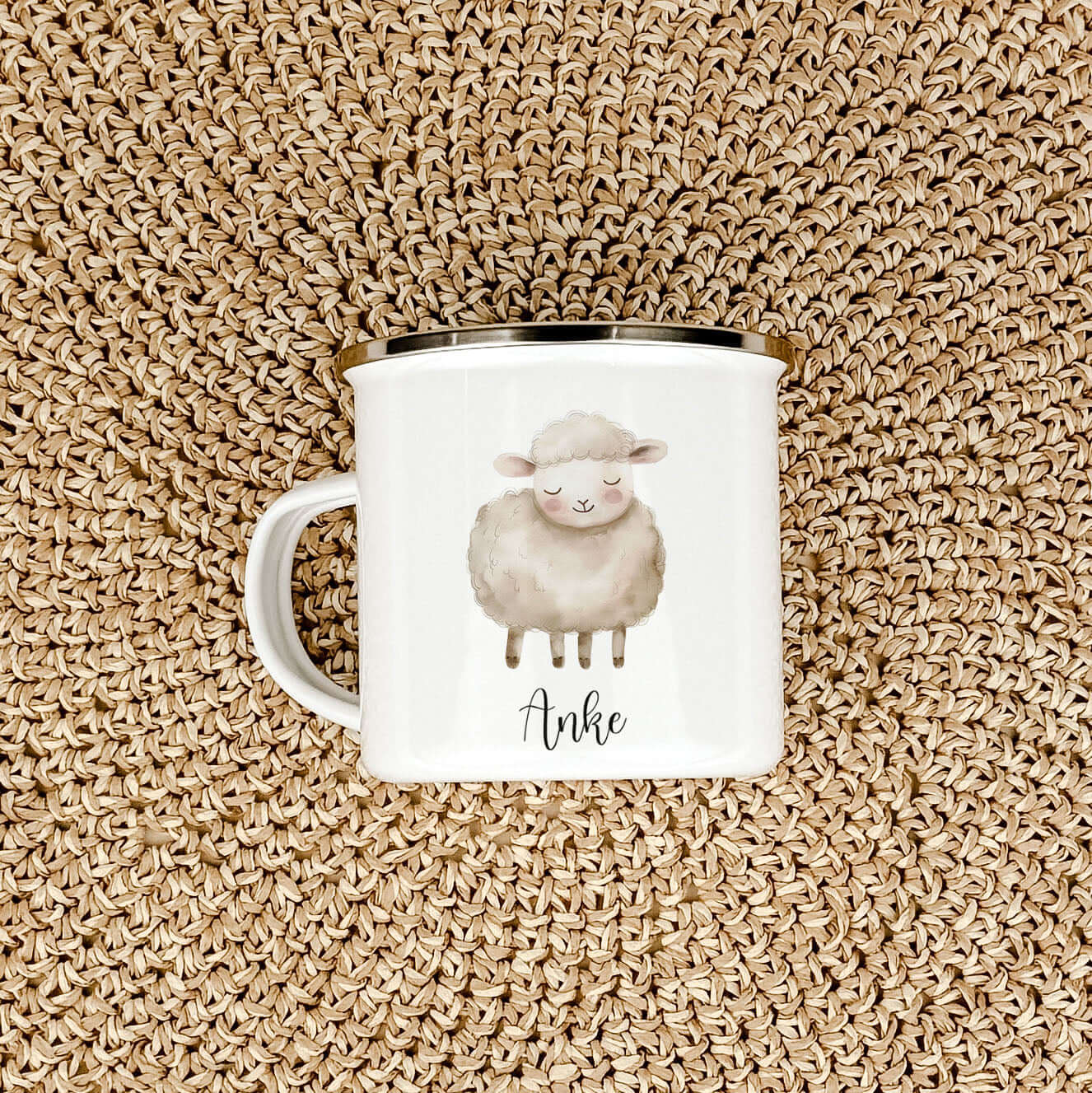 Emaille Tasse Schaf-famprints-Emaille Tasse-Entdecke die bezaubernde Emaille Tasse Schaf, die nicht nur ein praktisches Trinkgefäß, sondern auch ein einzigartiges Geschenk für deine Liebsten darstellt. Diese Emaille Tasse personalisiert mit dem Namen dein