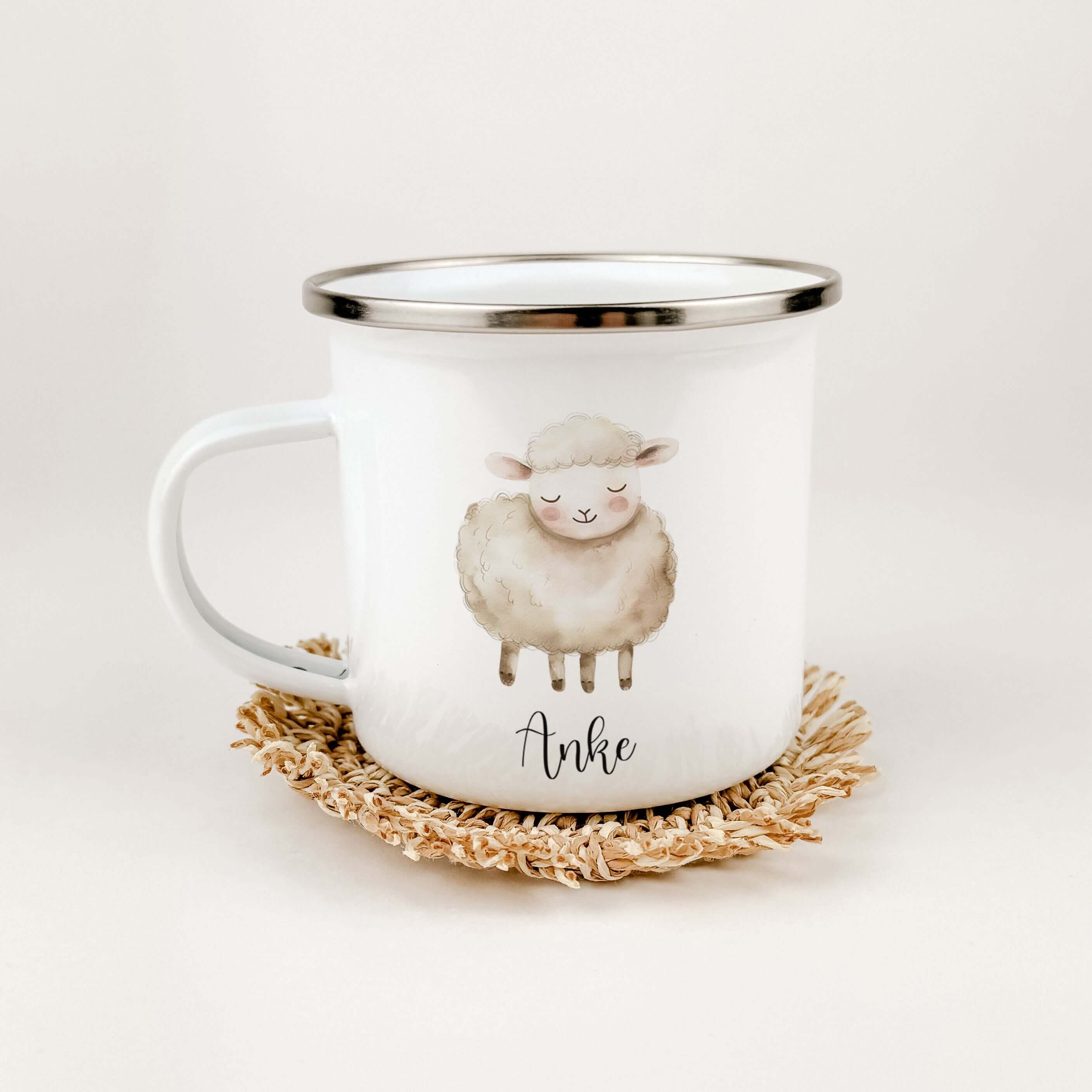 Emaille Tasse Schaf-famprints-Emaille Tasse-Entdecke die bezaubernde Emaille Tasse Schaf, die nicht nur ein praktisches Trinkgefäß, sondern auch ein einzigartiges Geschenk für deine Liebsten darstellt. Diese Emaille Tasse personalisiert mit dem Namen dein