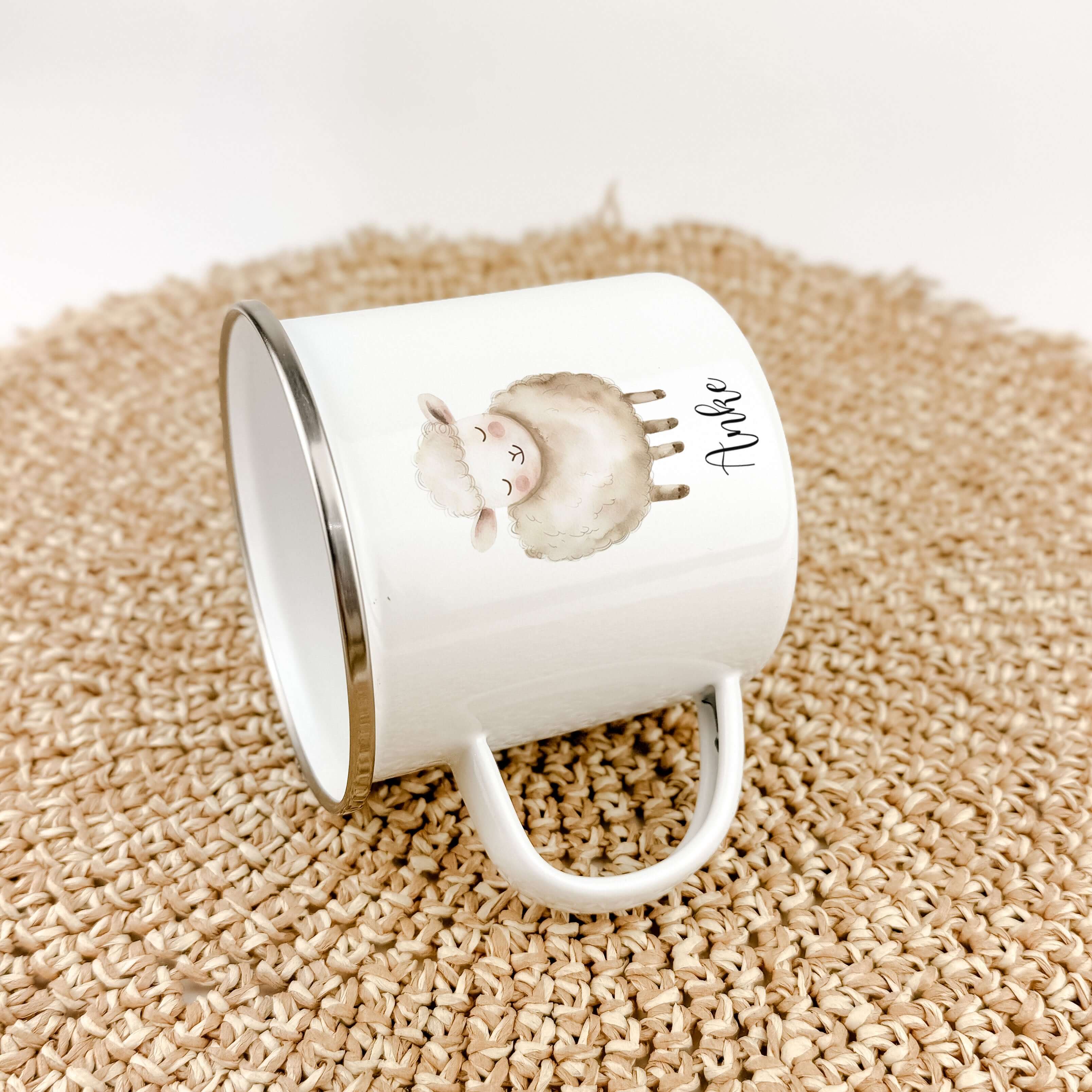 Emaille Tasse Schaf-famprints-Emaille Tasse-Entdecke die bezaubernde Emaille Tasse Schaf, die nicht nur ein praktisches Trinkgefäß, sondern auch ein einzigartiges Geschenk für deine Liebsten darstellt. Diese Emaille Tasse personalisiert mit dem Namen dein