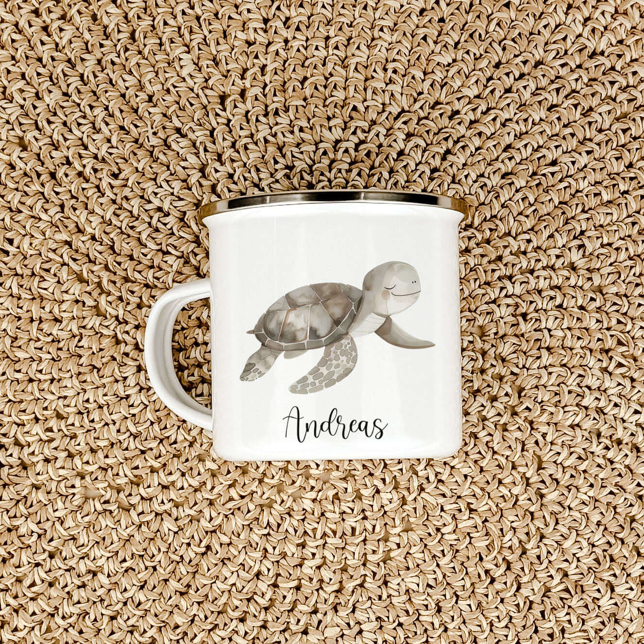 Emaille Tasse Schildkröte-famprints-Emaille Tasse-Verschenke Freude mit unserer charmanten Emaille Tasse Schildkröte, die jedes Kinderherz höher schlagen lässt! Diese Emaille Tasse personalisiert mit deinem Namen wird zum treuen Begleiter für kleine Abent