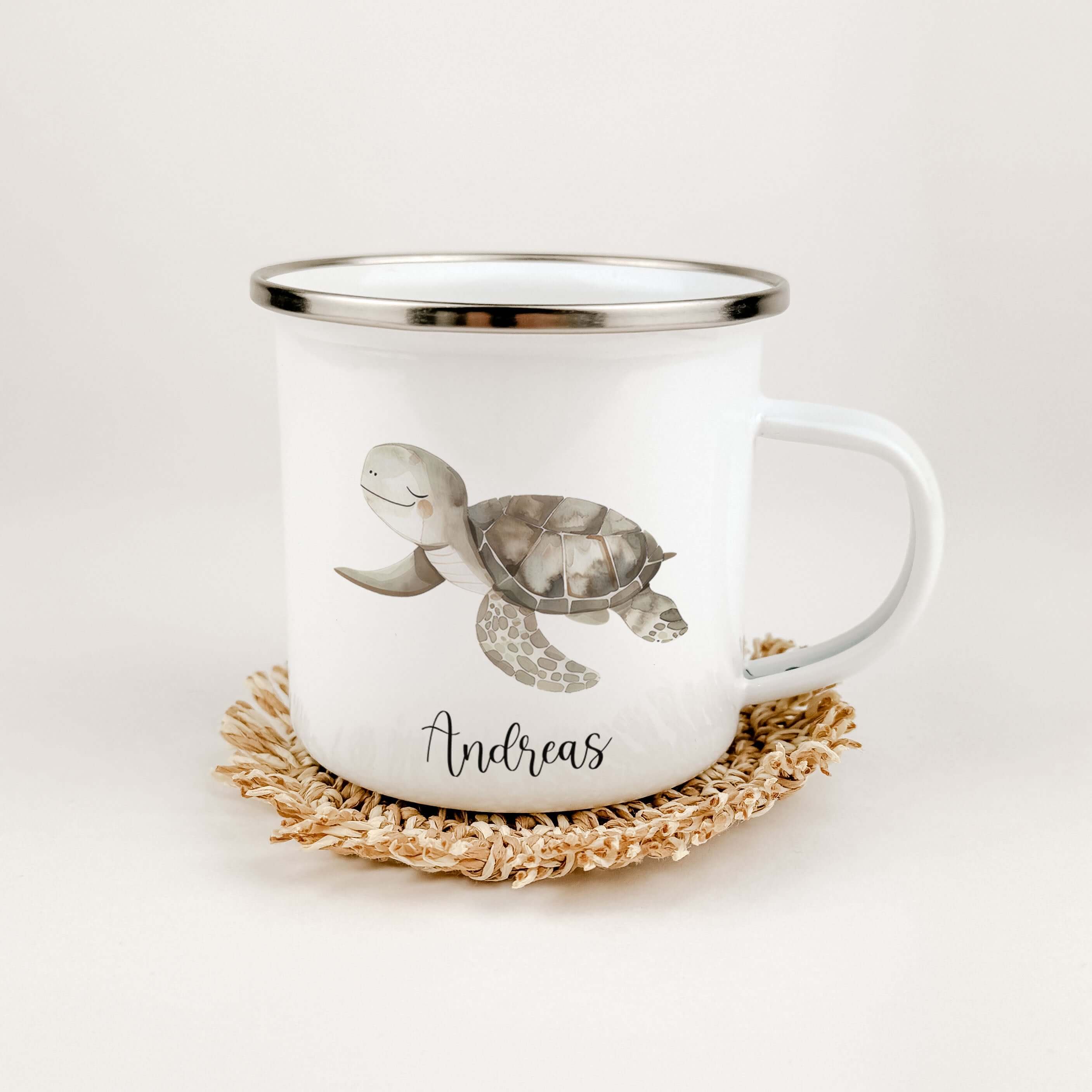 Emaille Tasse Schildkröte-famprints-Emaille Tasse-Verschenke Freude mit unserer charmanten Emaille Tasse Schildkröte, die jedes Kinderherz höher schlagen lässt! Diese Emaille Tasse personalisiert mit deinem Namen wird zum treuen Begleiter für kleine Abent