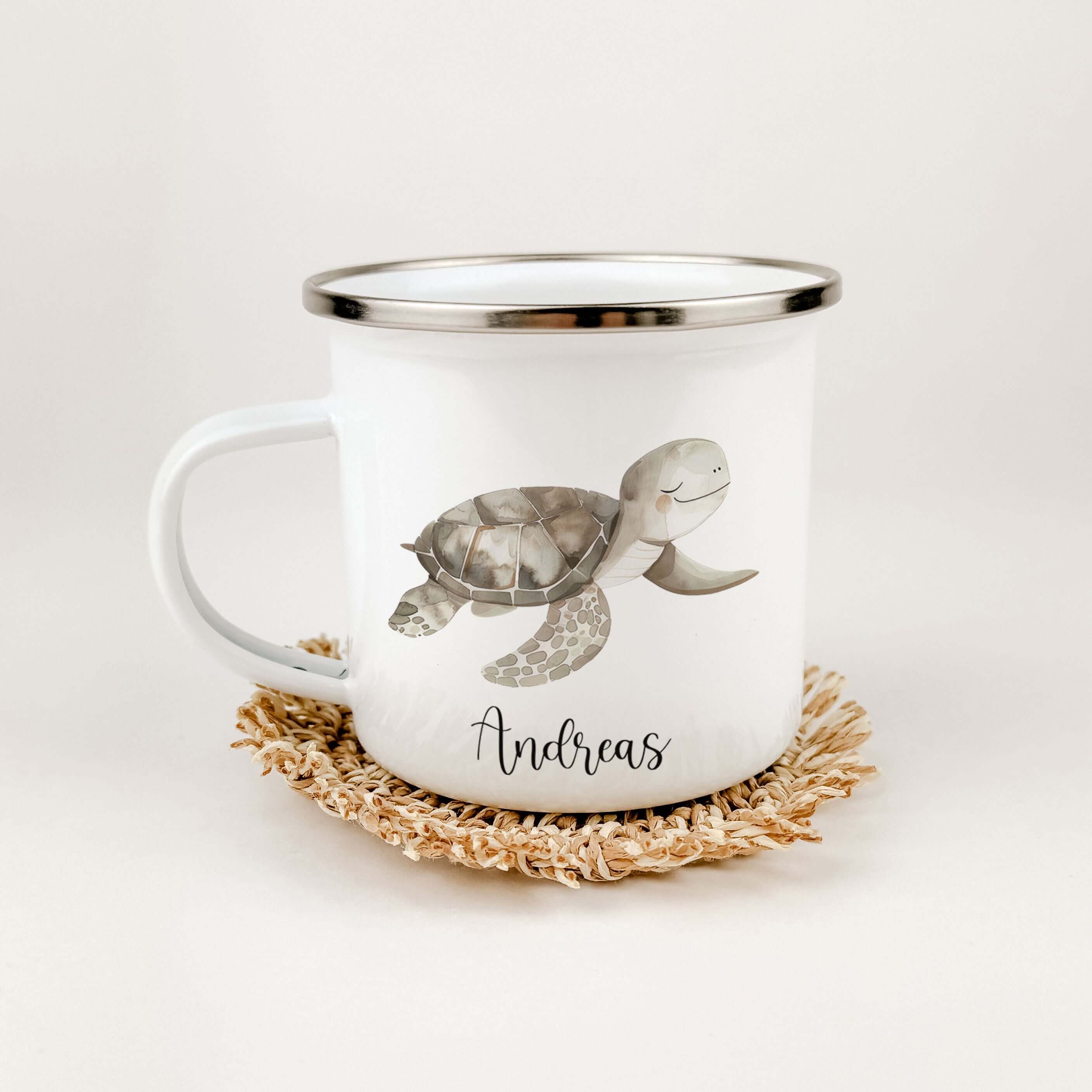 Emaille Tasse Schildkröte-famprints-Emaille Tasse-Verschenke Freude mit unserer charmanten Emaille Tasse Schildkröte, die jedes Kinderherz höher schlagen lässt! Diese Emaille Tasse personalisiert mit deinem Namen wird zum treuen Begleiter für kleine Abent