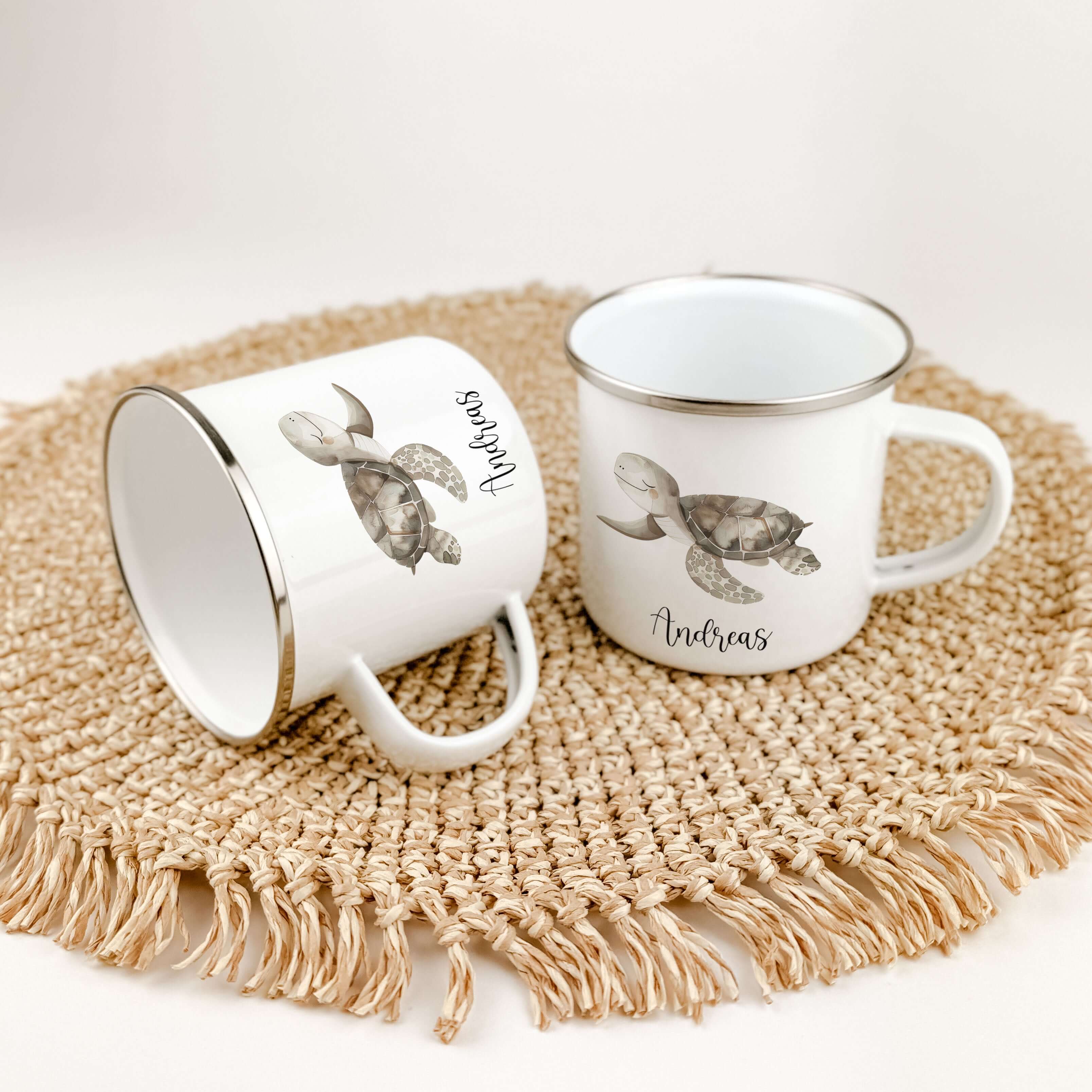 Emaille Tasse Schildkröte-famprints-Emaille Tasse-Verschenke Freude mit unserer charmanten Emaille Tasse Schildkröte, die jedes Kinderherz höher schlagen lässt! Diese Emaille Tasse personalisiert mit deinem Namen wird zum treuen Begleiter für kleine Abent