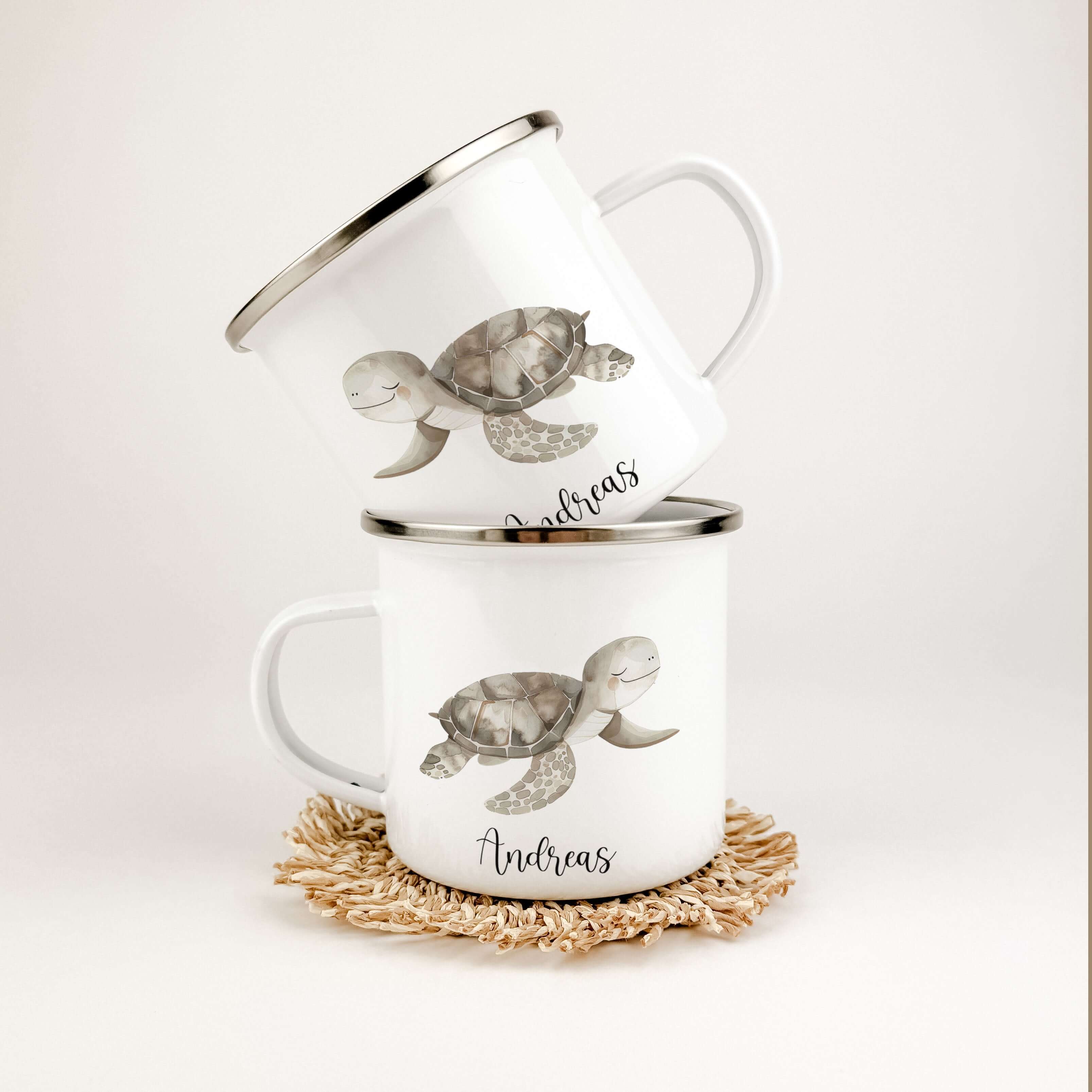 Emaille Tasse Schildkröte-famprints-Emaille Tasse-Verschenke Freude mit unserer charmanten Emaille Tasse Schildkröte, die jedes Kinderherz höher schlagen lässt! Diese Emaille Tasse personalisiert mit deinem Namen wird zum treuen Begleiter für kleine Abent
