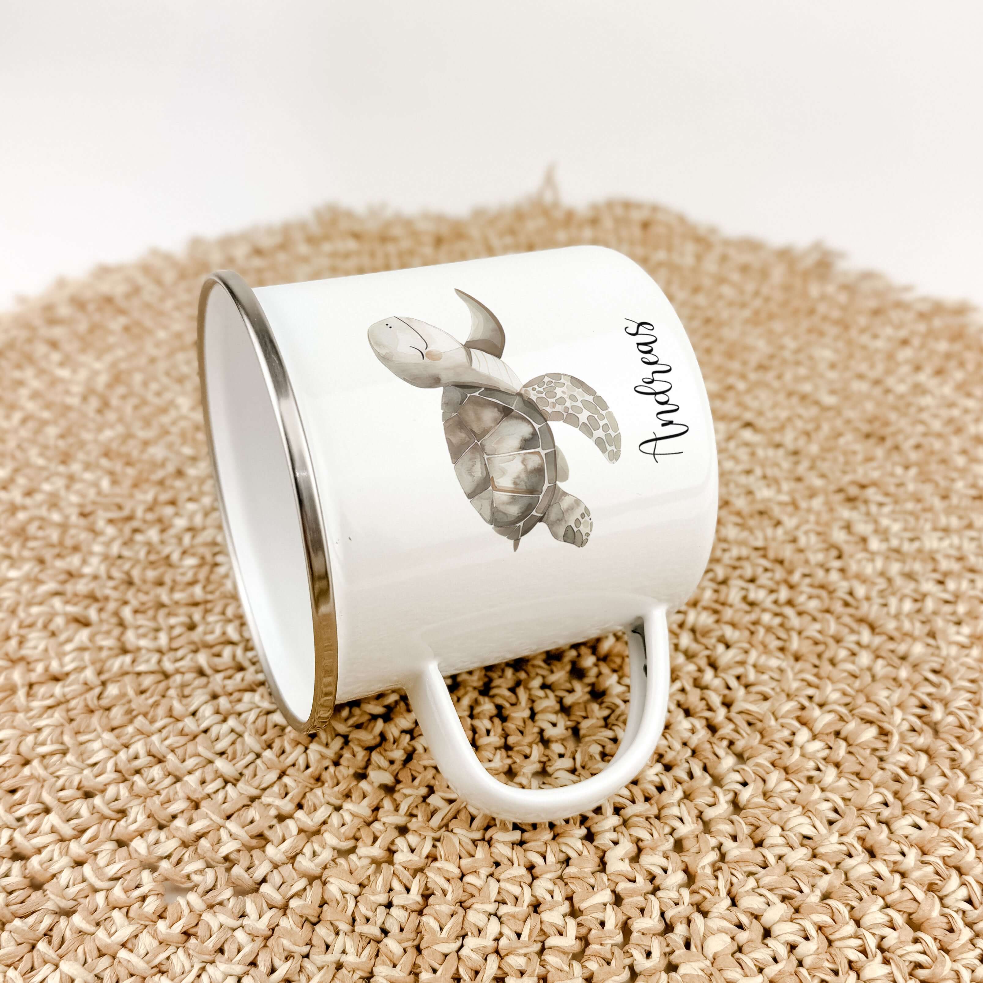 Emaille Tasse Schildkröte-famprints-Emaille Tasse-Verschenke Freude mit unserer charmanten Emaille Tasse Schildkröte, die jedes Kinderherz höher schlagen lässt! Diese Emaille Tasse personalisiert mit deinem Namen wird zum treuen Begleiter für kleine Abent