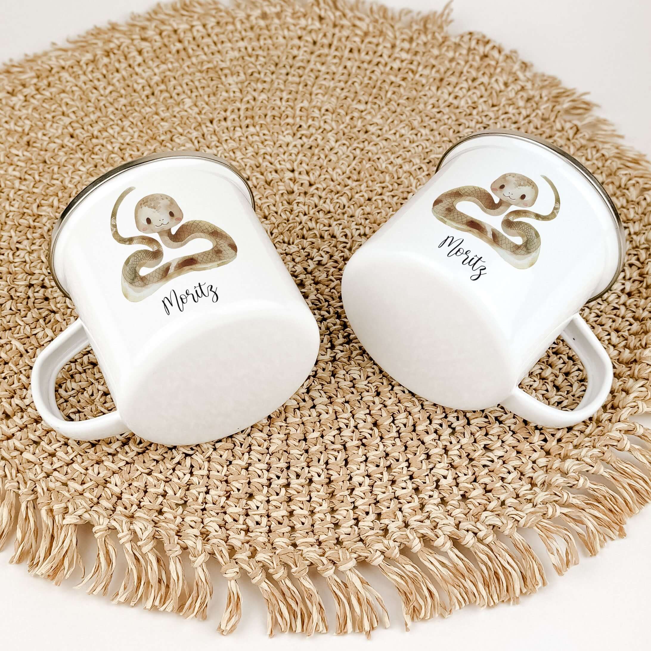 Emaille Tasse Schlange-famprints-Emaille Tasse-Entdecke die zauberhafte Emaille Tasse Schlange, ein personalisierter Begleiter, der das Herz deines Kindes höher schlagen lässt! Diese Emaille Tasse personalisiert sorgt für Freude bei jedem Schluck und läss