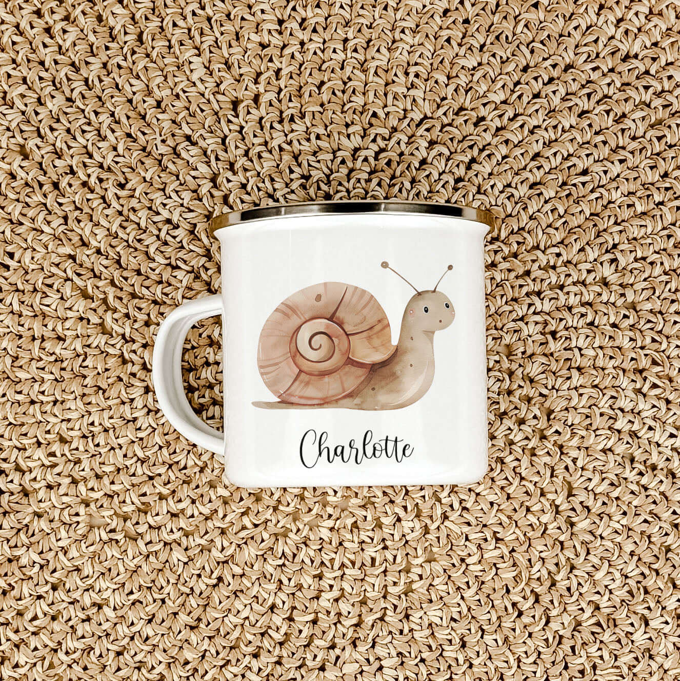 Emaille Tasse Schnecke-famprints-Emaille Tasse-Entdecke die charmante Emaille Tasse Schlange, die nicht nur praktisch, sondern auch ein echter Blickfang ist! Diese Emaille Tasse personalisiert bringt Kinderaugen zum Strahlen und sorgt für unvergessliche M