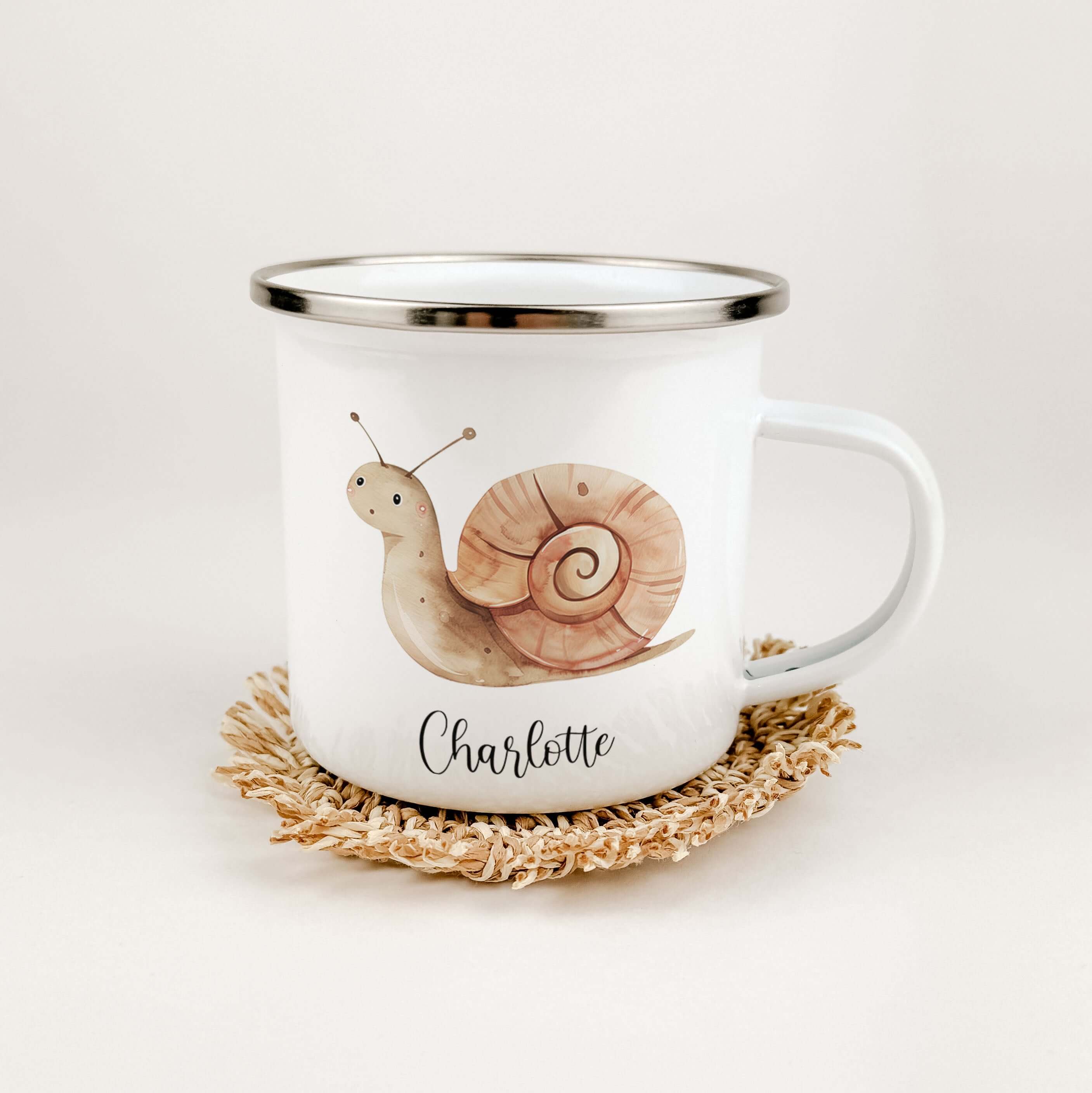 Emaille Tasse Schnecke-famprints-Emaille Tasse-Entdecke die charmante Emaille Tasse Schlange, die nicht nur praktisch, sondern auch ein echter Blickfang ist! Diese Emaille Tasse personalisiert bringt Kinderaugen zum Strahlen und sorgt für unvergessliche M