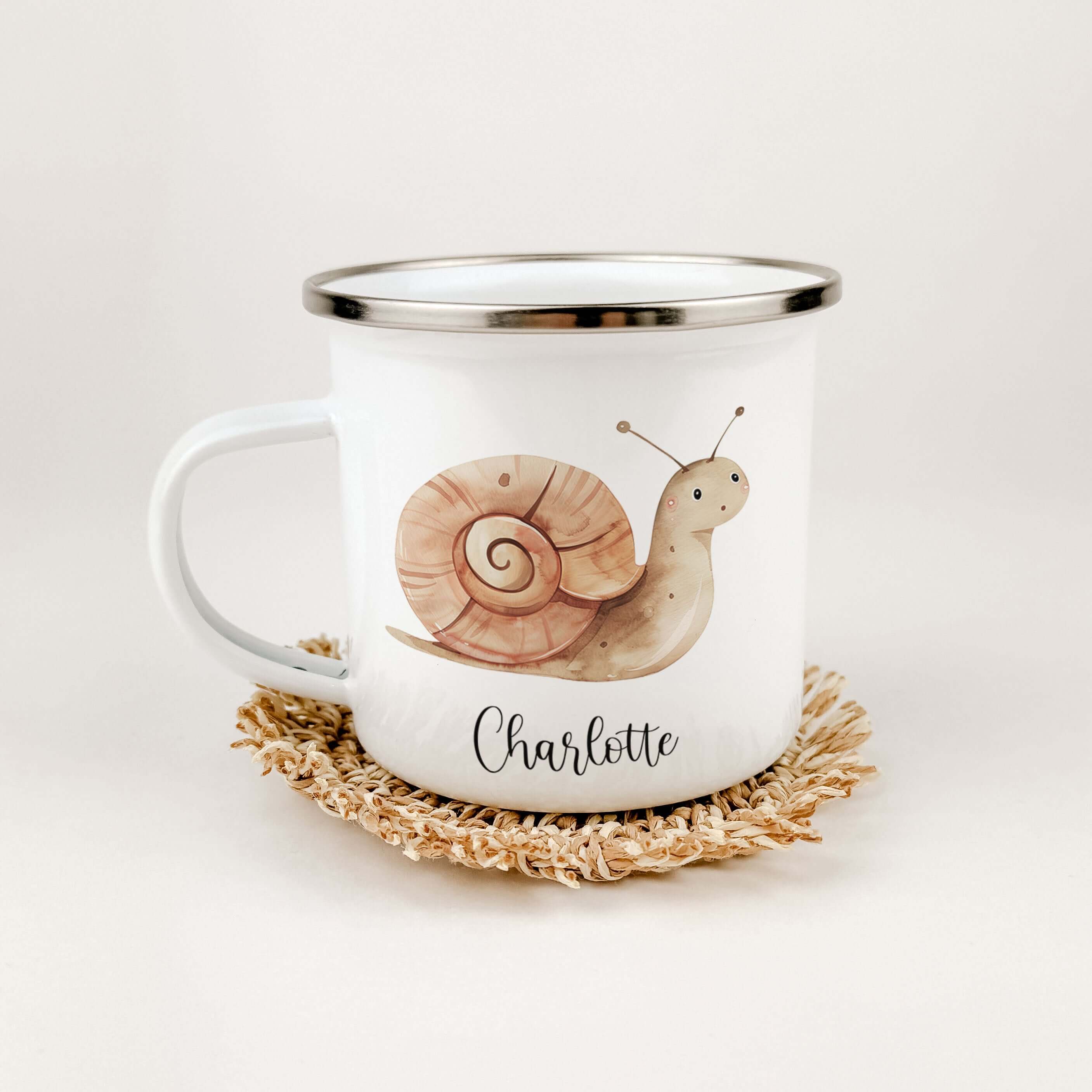 Emaille Tasse Schnecke-famprints-Emaille Tasse-Entdecke die charmante Emaille Tasse Schlange, die nicht nur praktisch, sondern auch ein echter Blickfang ist! Diese Emaille Tasse personalisiert bringt Kinderaugen zum Strahlen und sorgt für unvergessliche M
