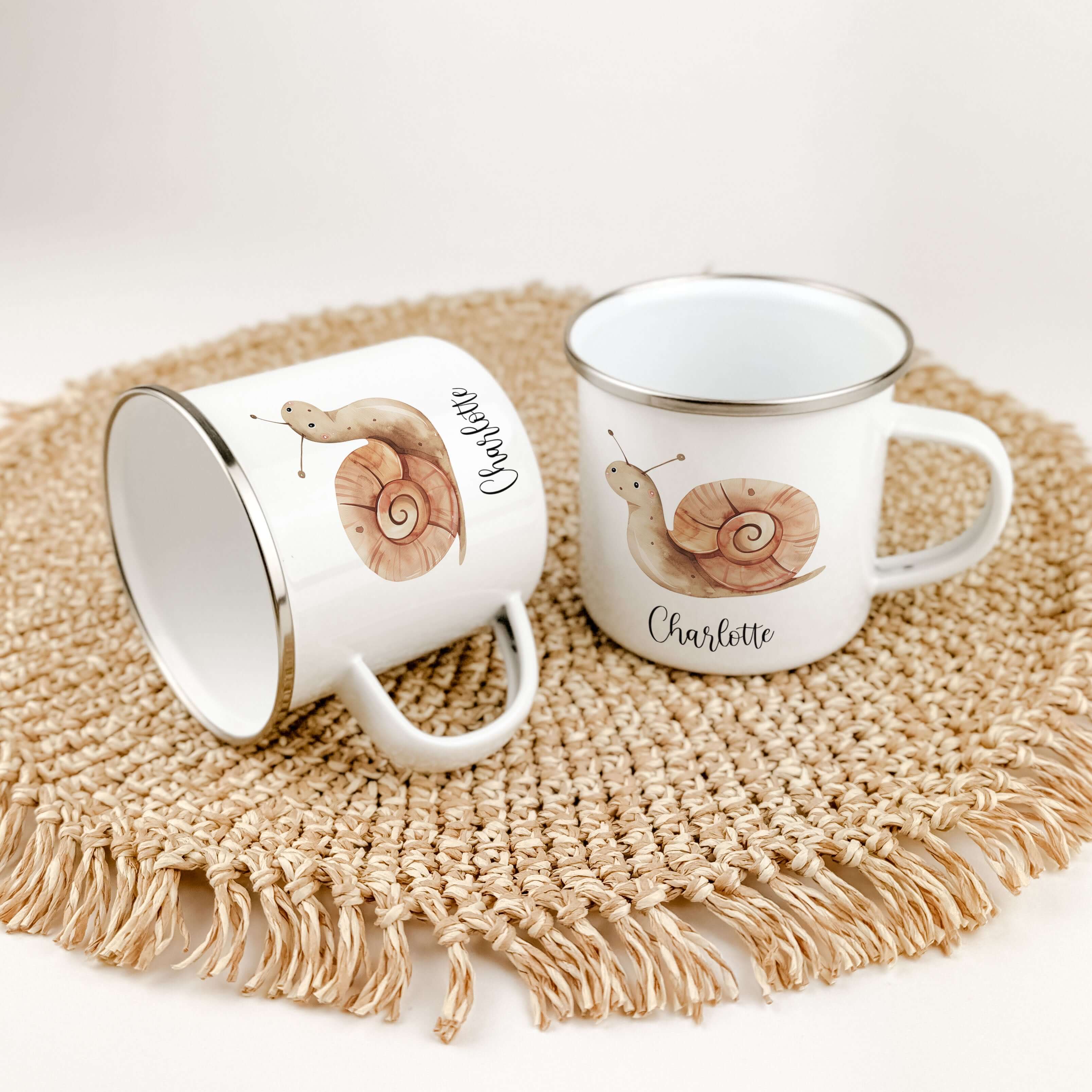 Emaille Tasse Schnecke-famprints-Emaille Tasse-Entdecke die charmante Emaille Tasse Schlange, die nicht nur praktisch, sondern auch ein echter Blickfang ist! Diese Emaille Tasse personalisiert bringt Kinderaugen zum Strahlen und sorgt für unvergessliche M