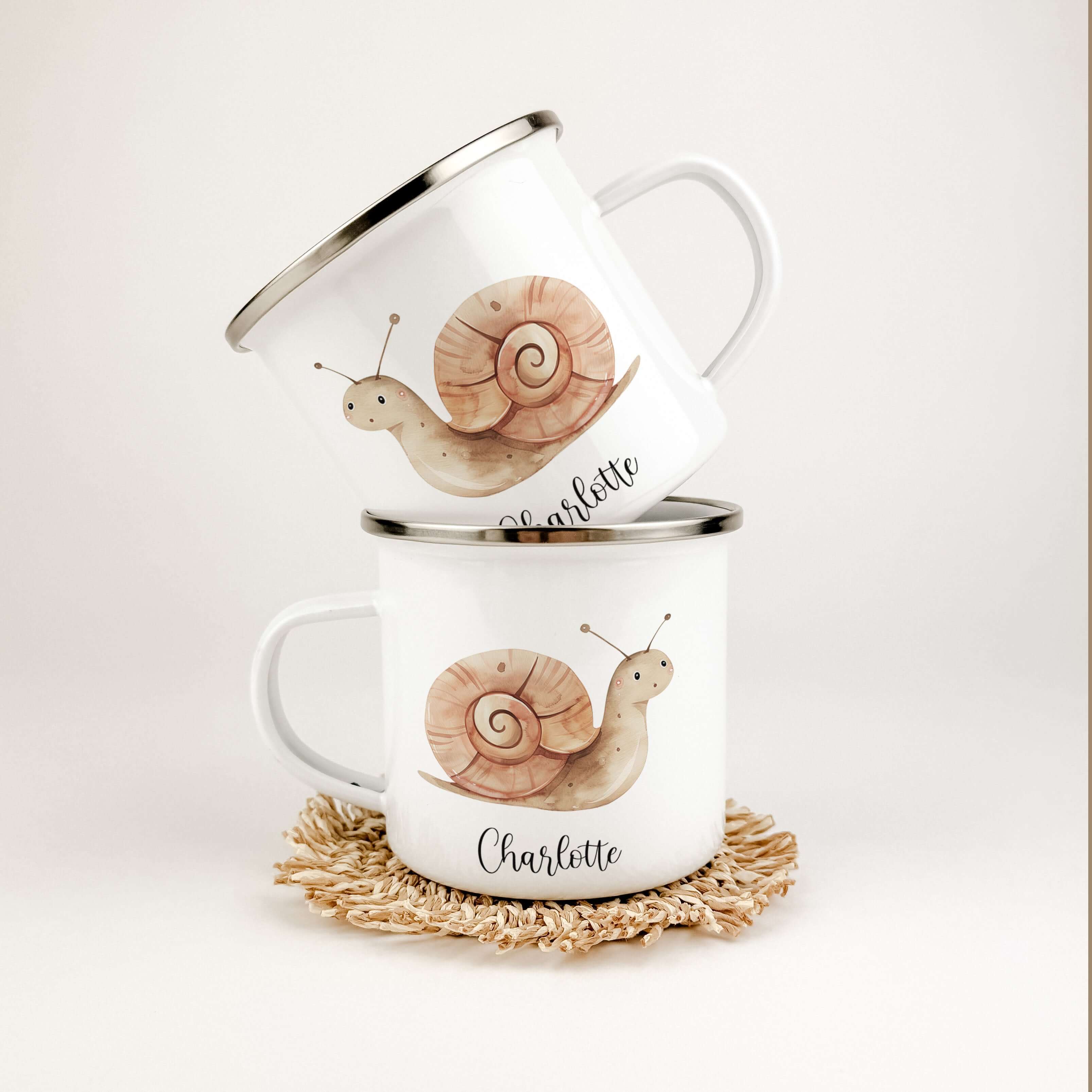 Emaille Tasse Schnecke-famprints-Emaille Tasse-Entdecke die charmante Emaille Tasse Schlange, die nicht nur praktisch, sondern auch ein echter Blickfang ist! Diese Emaille Tasse personalisiert bringt Kinderaugen zum Strahlen und sorgt für unvergessliche M