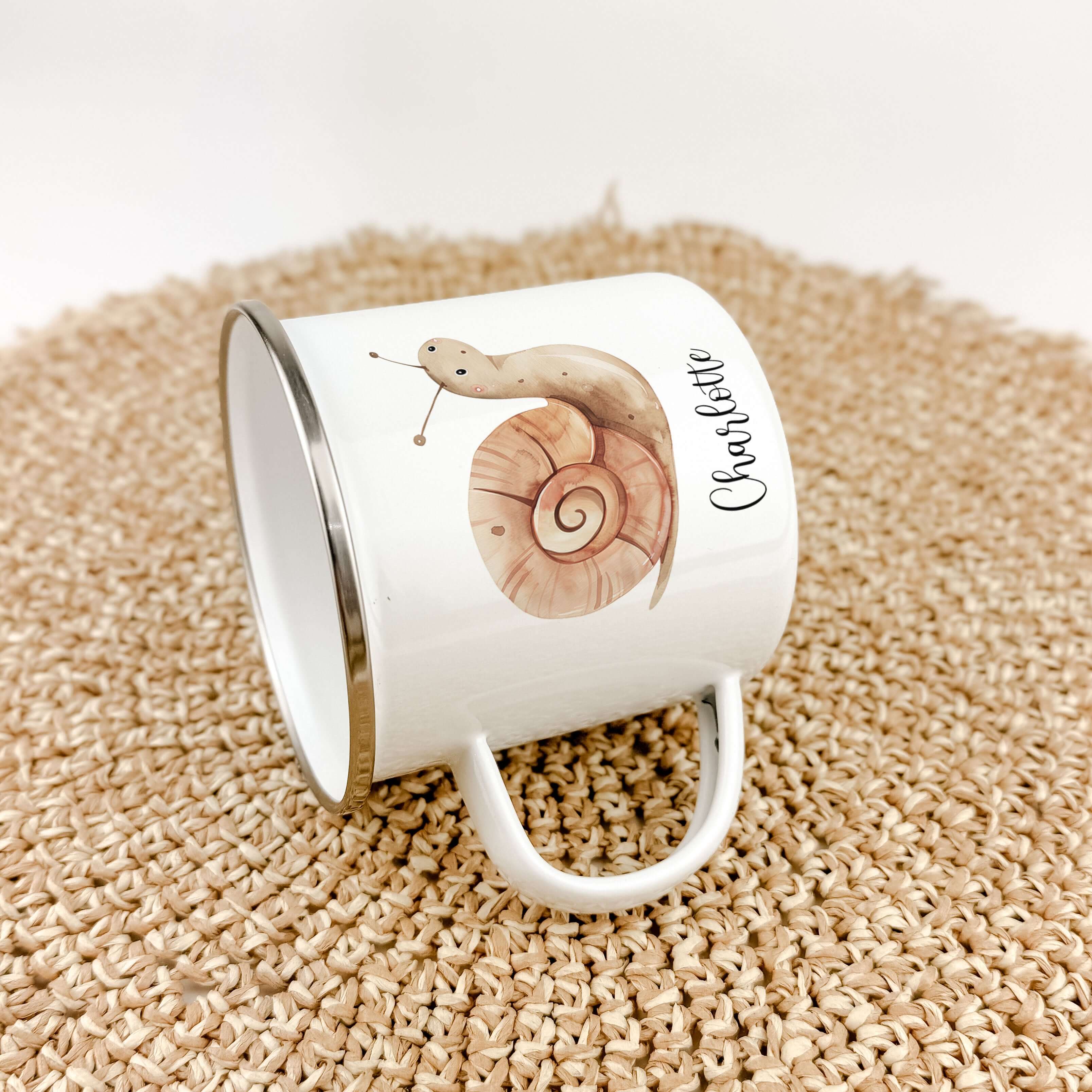 Emaille Tasse Schnecke-famprints-Emaille Tasse-Entdecke die charmante Emaille Tasse Schlange, die nicht nur praktisch, sondern auch ein echter Blickfang ist! Diese Emaille Tasse personalisiert bringt Kinderaugen zum Strahlen und sorgt für unvergessliche M