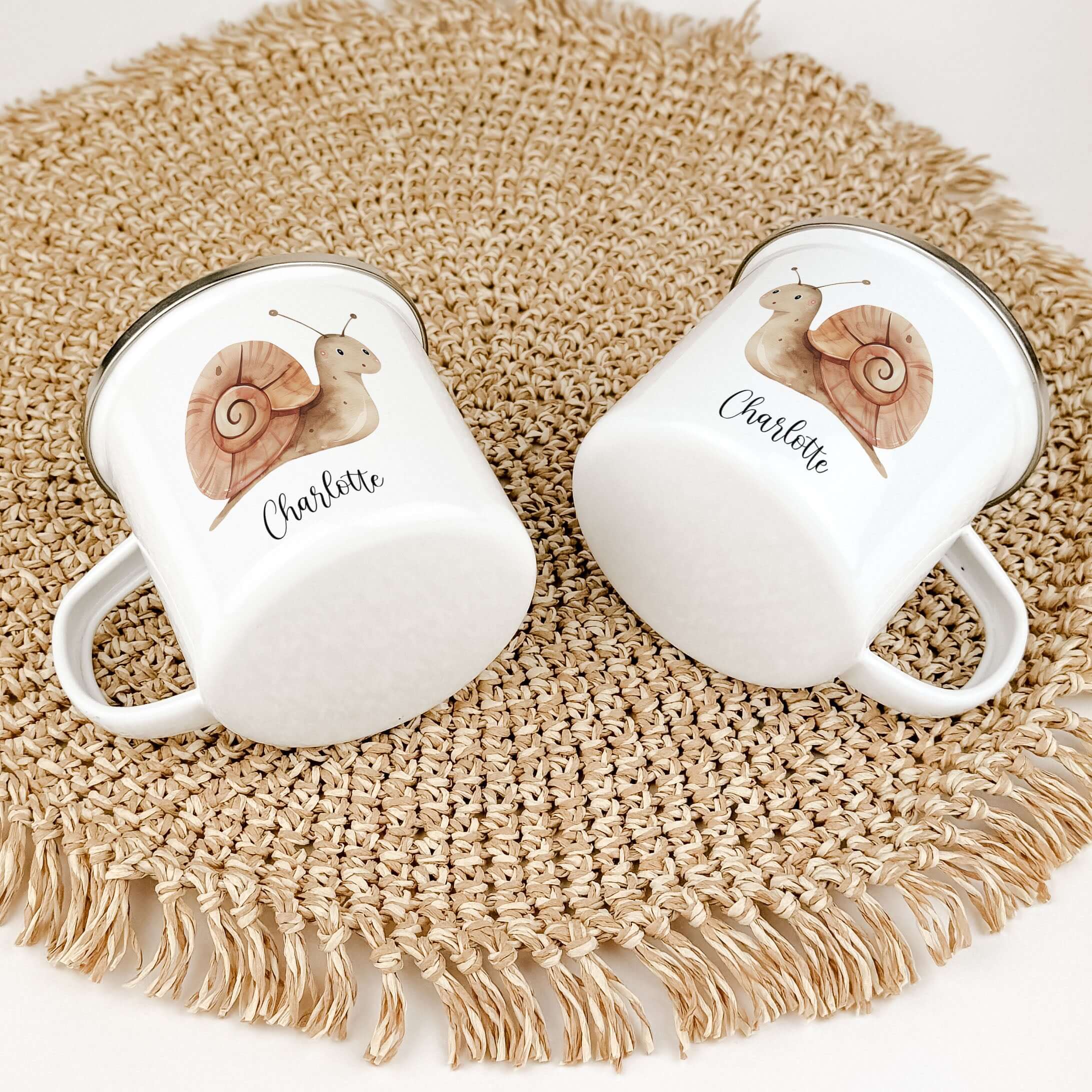 Emaille Tasse Schnecke-famprints-Emaille Tasse-Entdecke die charmante Emaille Tasse Schlange, die nicht nur praktisch, sondern auch ein echter Blickfang ist! Diese Emaille Tasse personalisiert bringt Kinderaugen zum Strahlen und sorgt für unvergessliche M