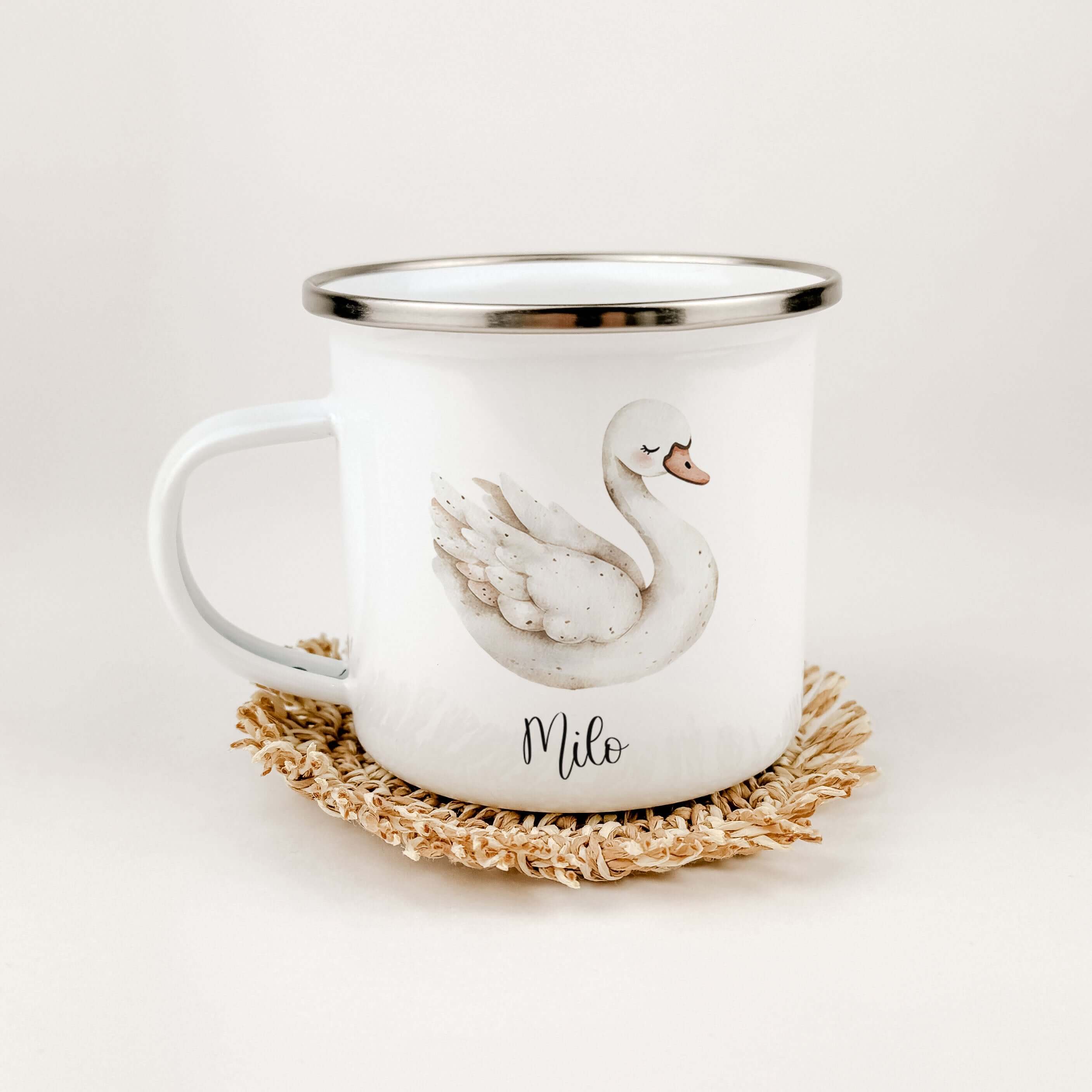 Emaille Tasse Schwan-famprints-Emaille Tasse-Entdecke die zauberhafte Emaille Tasse Schwan – der ideale Begleiter für die kleinen Abenteuer deines Kindes! Diese liebevoll gestaltete Emaille Tasse personalisiert mit einem wunderschönen Schwan in Aquarell-O