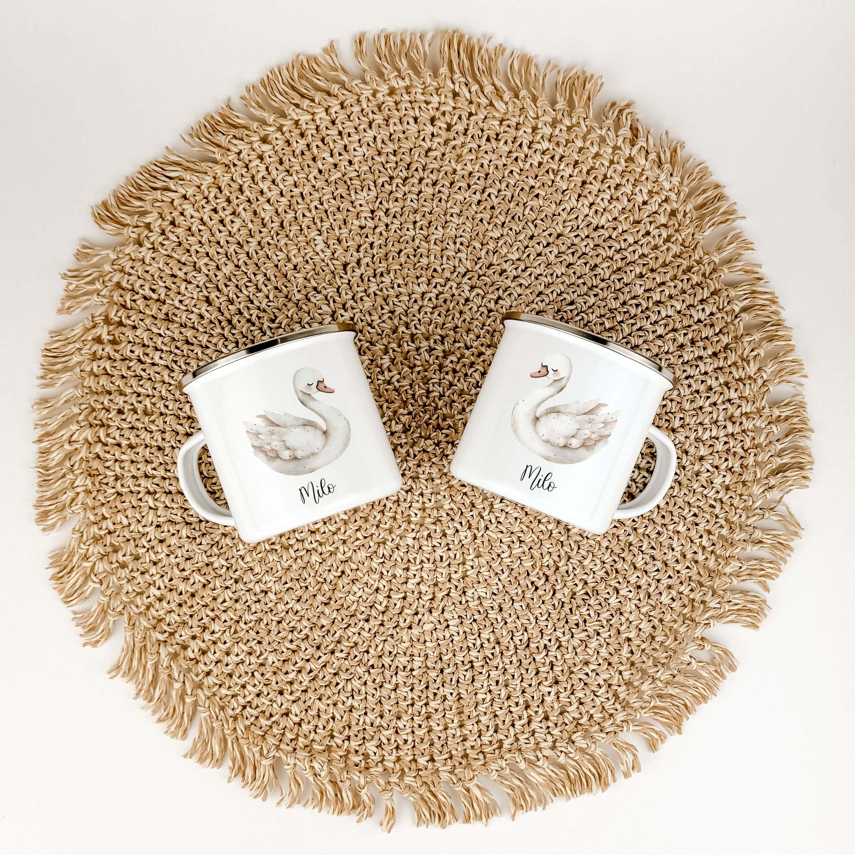 Emaille Tasse Schwan-famprints-Emaille Tasse-Entdecke die zauberhafte Emaille Tasse Schwan – der ideale Begleiter für die kleinen Abenteuer deines Kindes! Diese liebevoll gestaltete Emaille Tasse personalisiert mit einem wunderschönen Schwan in Aquarell-O