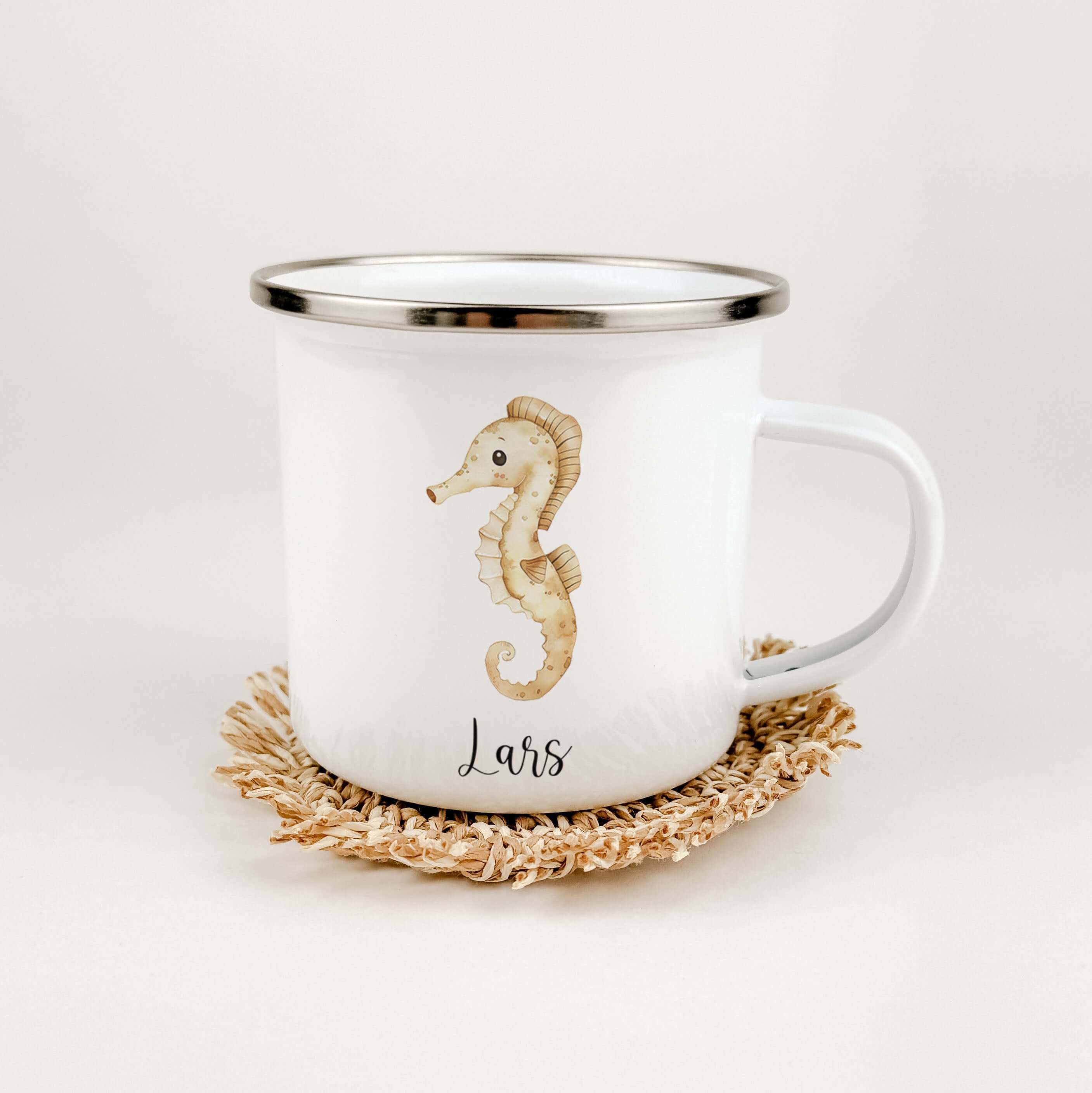 Emaille Tasse Seepferdchen-famprints-Emaille Tasse-Entdecke die zauberhafte Emaille Tasse Seepferdchen, die der perfekte Begleiter für kleine Abenteurer ist! Diese Emaille Tasse personalisiert mit liebevollem Seepferdchen-Motiv ist nicht nur ein praktisch