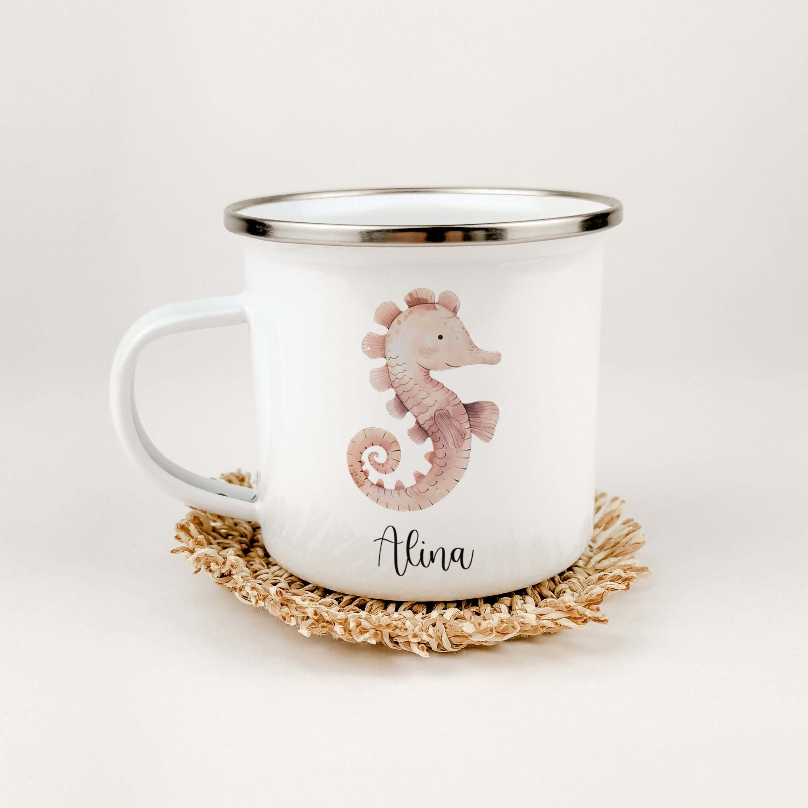 Emaille Tasse Seepferdchen-famprints-Emaille Tasse-Entdecke die zauberhafte Emaille Tasse Seepferdchen, die der perfekte Begleiter für kleine Abenteurer ist! Diese Emaille Tasse personalisiert mit liebevollem Seepferdchen-Motiv ist nicht nur ein praktisch