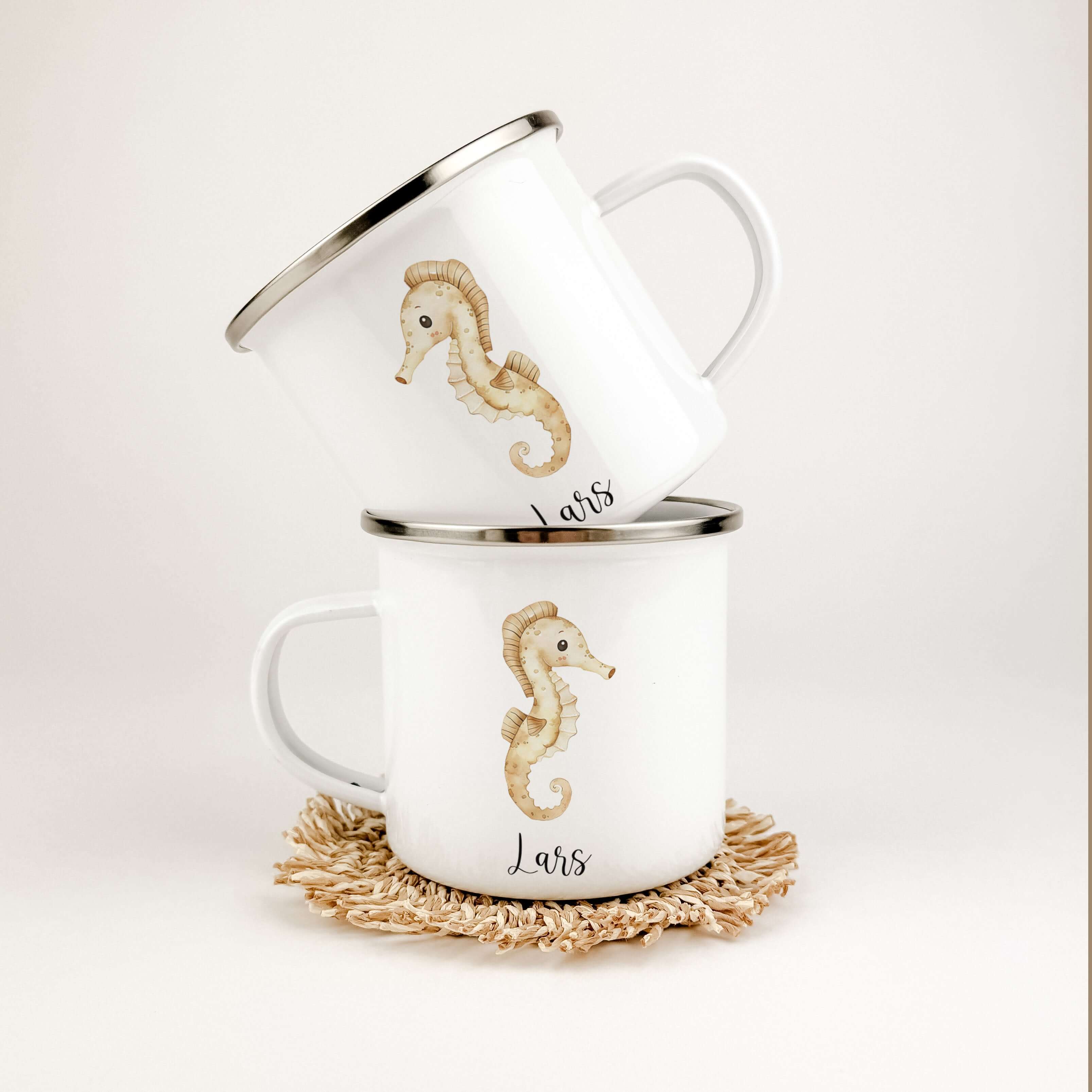 Emaille Tasse Seepferdchen-famprints-Emaille Tasse-Entdecke die zauberhafte Emaille Tasse Seepferdchen, die der perfekte Begleiter für kleine Abenteurer ist! Diese Emaille Tasse personalisiert mit liebevollem Seepferdchen-Motiv ist nicht nur ein praktisch
