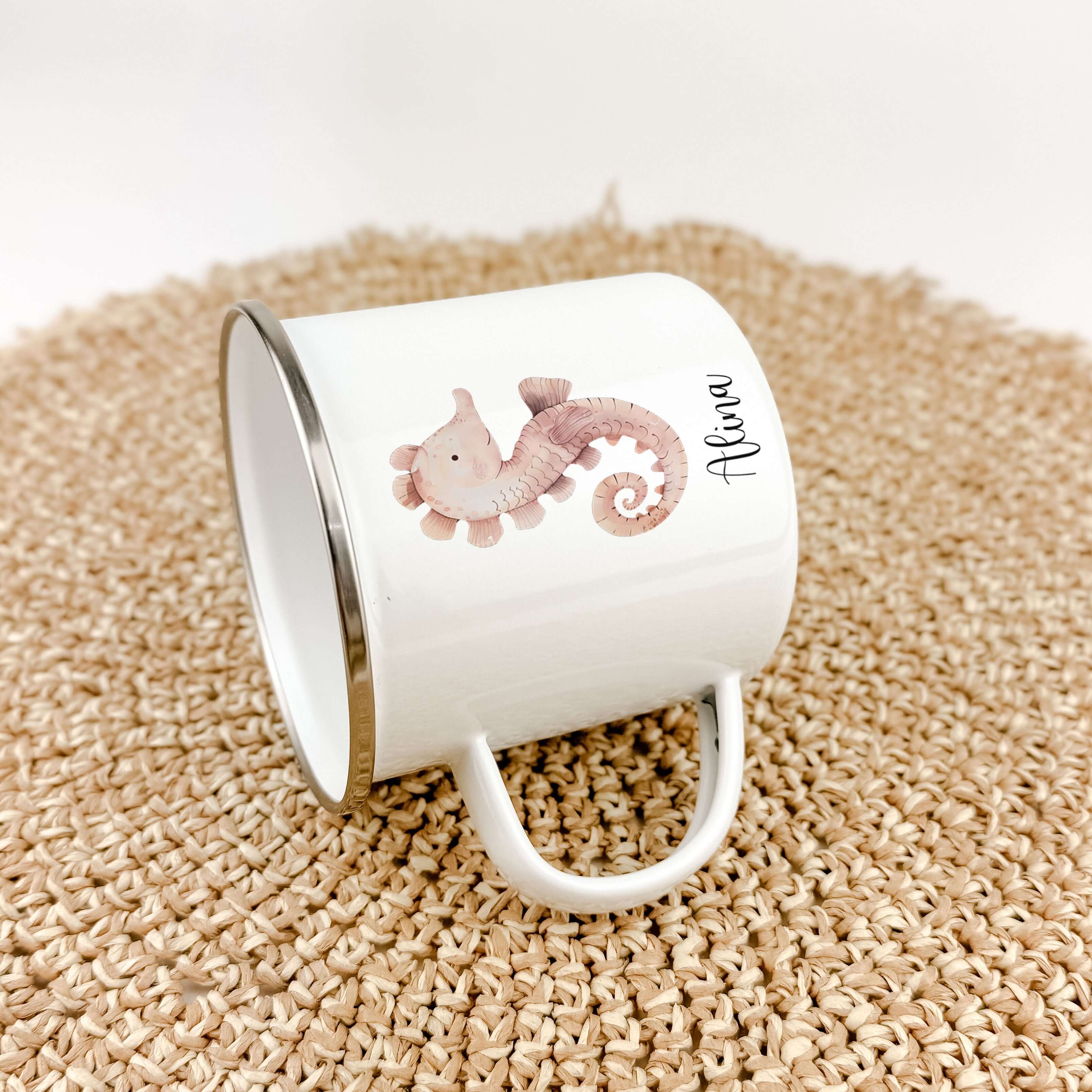 Emaille Tasse Seepferdchen-famprints-Emaille Tasse-Entdecke die zauberhafte Emaille Tasse Seepferdchen, die der perfekte Begleiter für kleine Abenteurer ist! Diese Emaille Tasse personalisiert mit liebevollem Seepferdchen-Motiv ist nicht nur ein praktisch