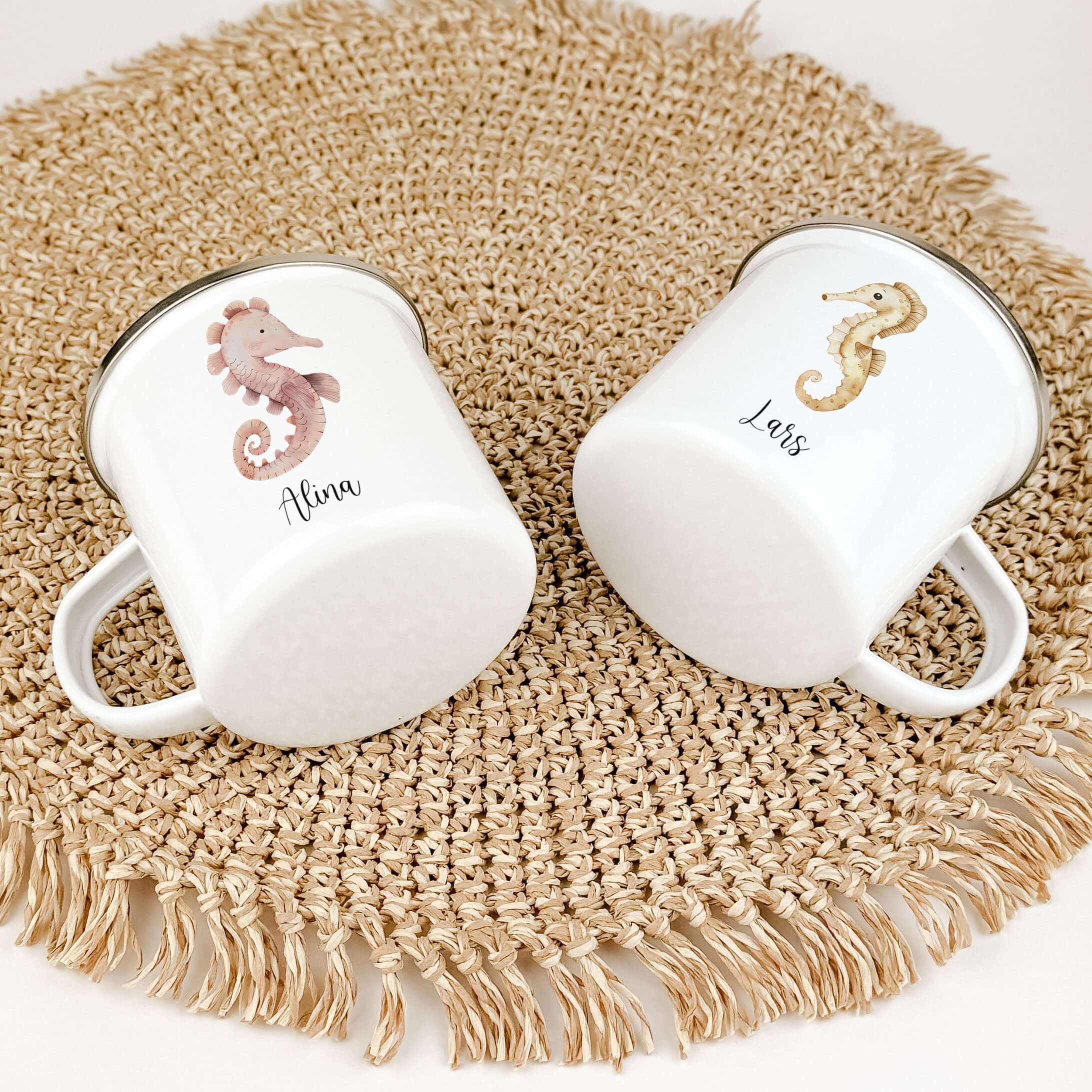 Emaille Tasse Seepferdchen-famprints-Emaille Tasse-Entdecke die zauberhafte Emaille Tasse Seepferdchen, die der perfekte Begleiter für kleine Abenteurer ist! Diese Emaille Tasse personalisiert mit liebevollem Seepferdchen-Motiv ist nicht nur ein praktisch