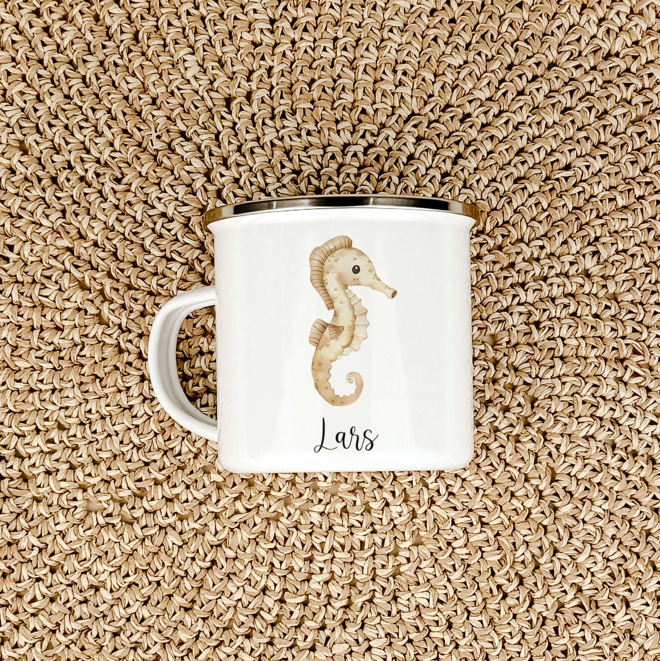 Emaille Tasse Seepferdchen-famprints-Emaille Tasse-Entdecke die zauberhafte Emaille Tasse Seepferdchen, die der perfekte Begleiter für kleine Abenteurer ist! Diese Emaille Tasse personalisiert mit liebevollem Seepferdchen-Motiv ist nicht nur ein praktisch