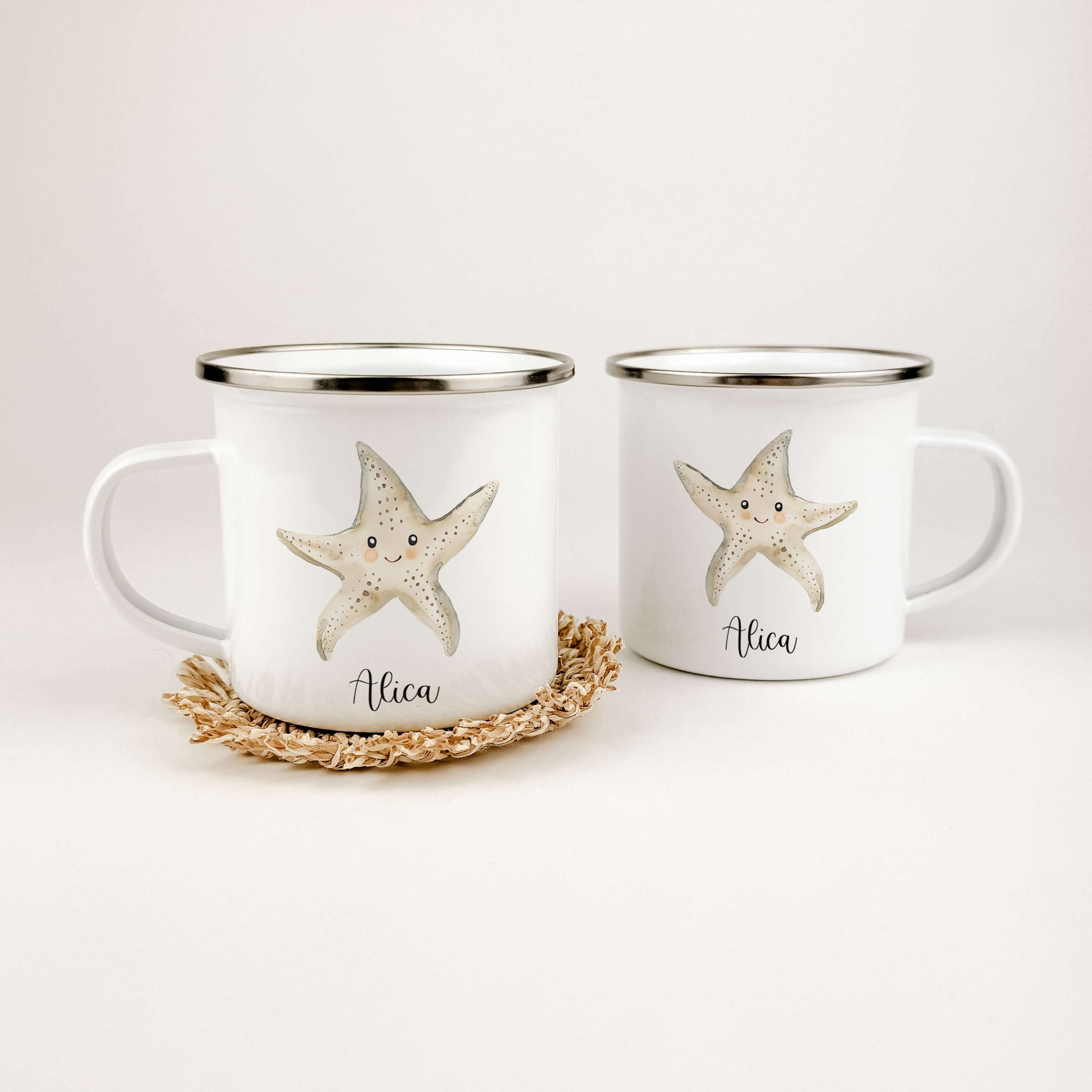 Emaille Tasse Seestern-famprints-Emaille Tasse-Entdecke die bezaubernde Emaille Tasse Seestern – das perfekte personalisierte Geschenk für alle kleinen Abenteurer! Diese Emaille Tasse personalisiert begeistert nicht nur mit ihrem einzigartigen, aquarellar