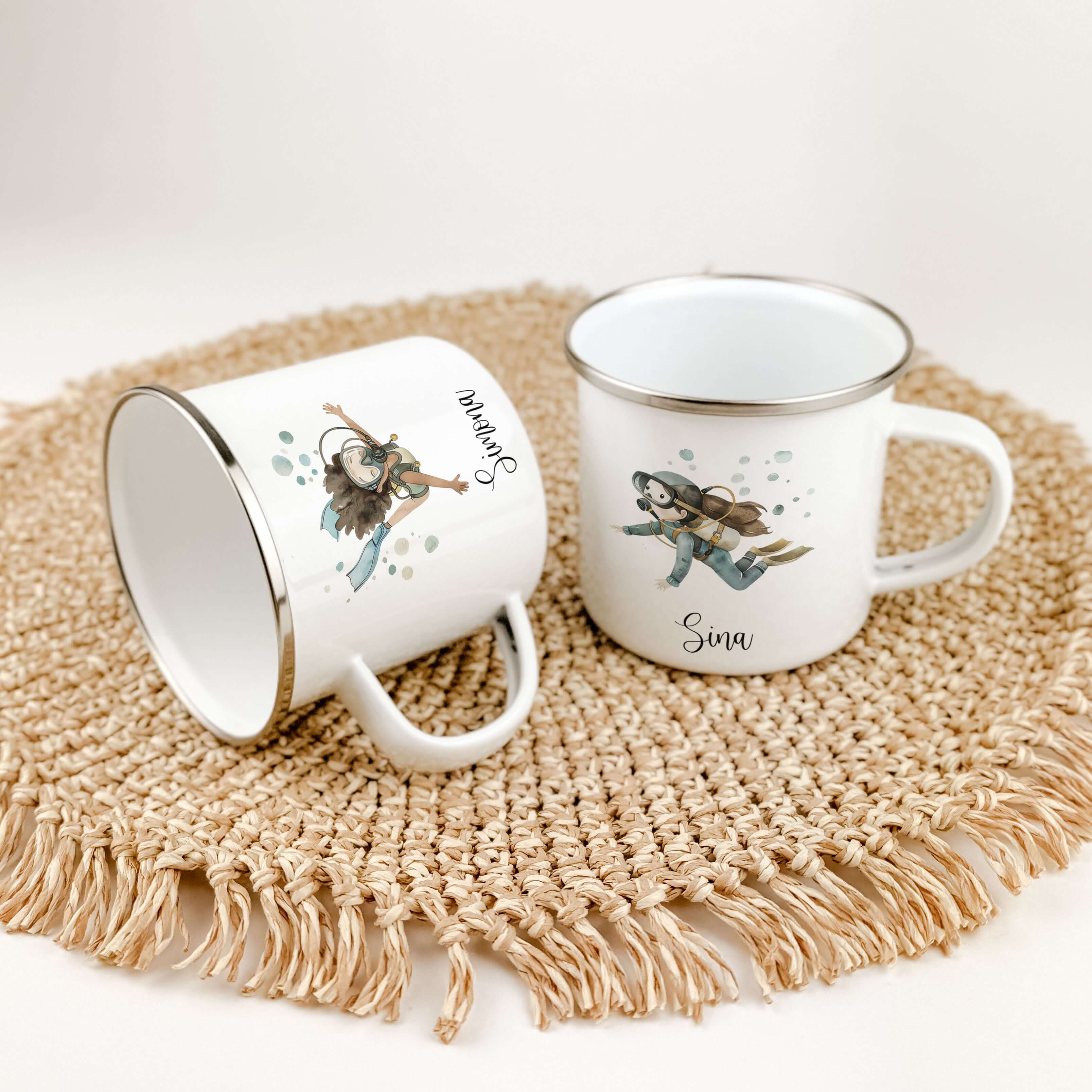 Emaille Tasse Taucherin-famprints-Emaille Tasse-Entdecke die zauberhafte Emaille Tasse Taucherin, die nicht nur ein praktisches Trinkgefäß ist, sondern auch ein Stückchen Freude in den Alltag bringt! Stell dir vor, wie dein Kind beim Trinken aus dieser li