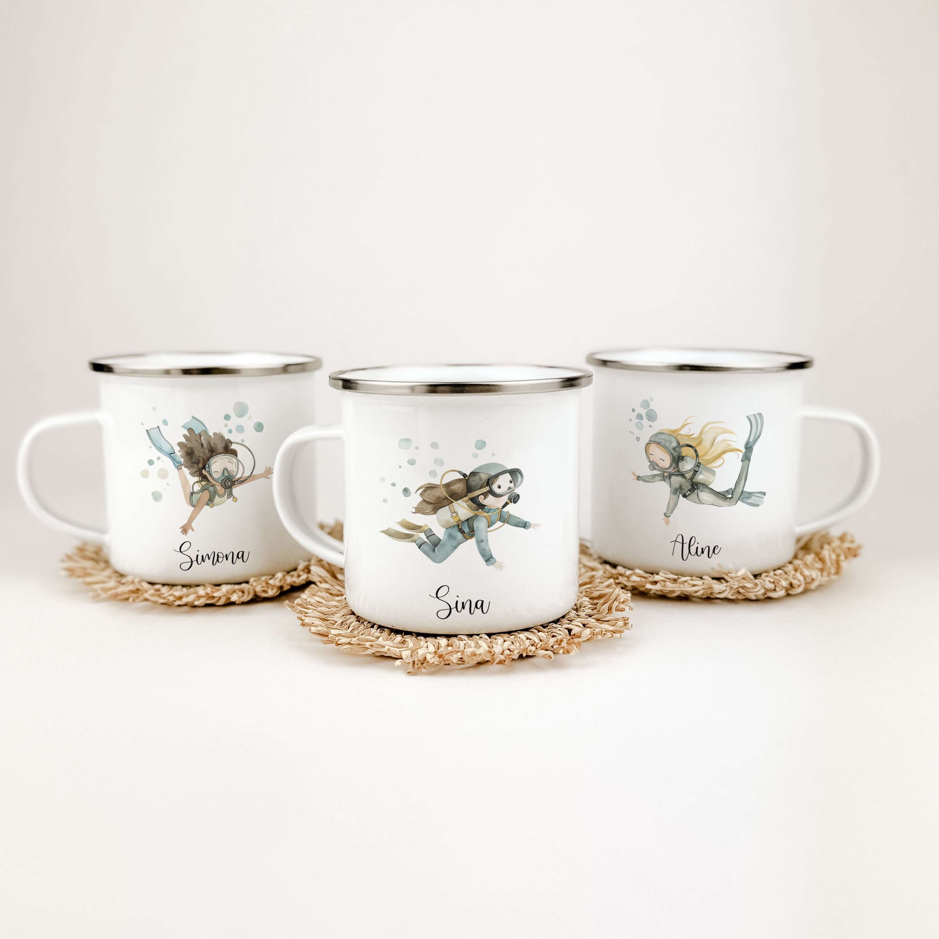 Emaille Tasse Taucherin-famprints-Emaille Tasse-Entdecke die zauberhafte Emaille Tasse Taucherin, die nicht nur ein praktisches Trinkgefäß ist, sondern auch ein Stückchen Freude in den Alltag bringt! Stell dir vor, wie dein Kind beim Trinken aus dieser li