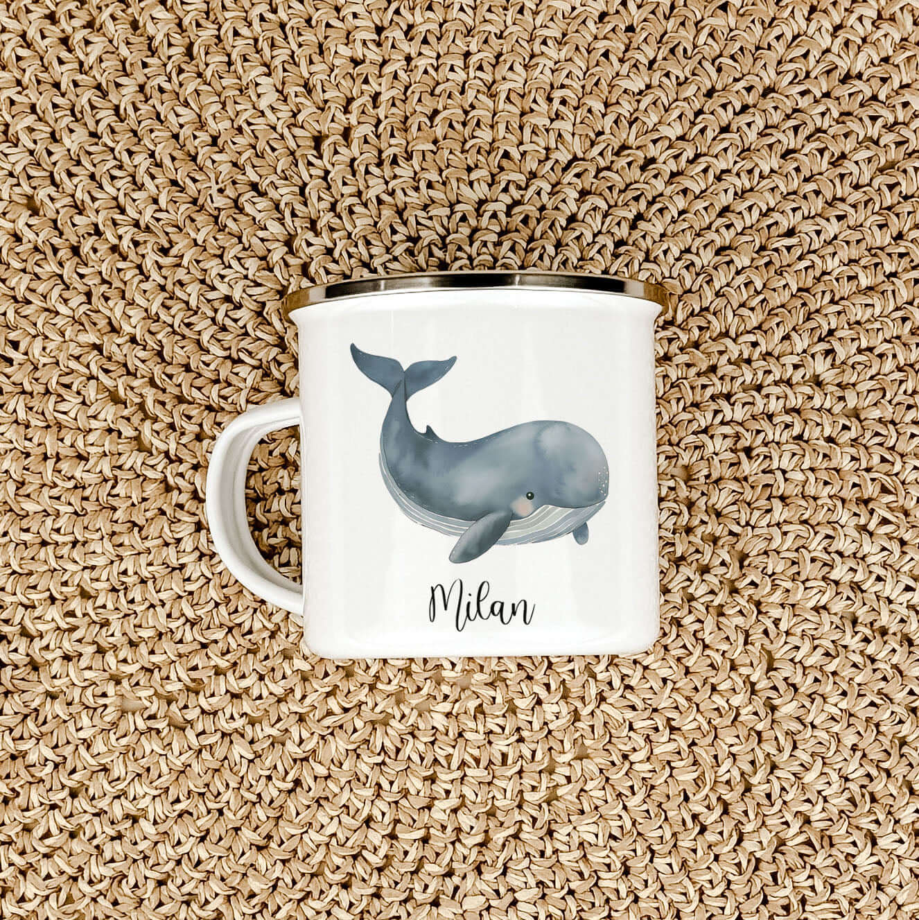 Emaille Tasse Wal-famprints-Emaille Tasse-Entdecke die bezaubernde Emaille Tasse Wal – das perfekte Geschenk für kleine Abenteurer! Diese Emaille Tasse personalisiert macht jeden Schluck zu einem Erlebnis und zaubert ein Lächeln in Kinderaugen. Mit einem