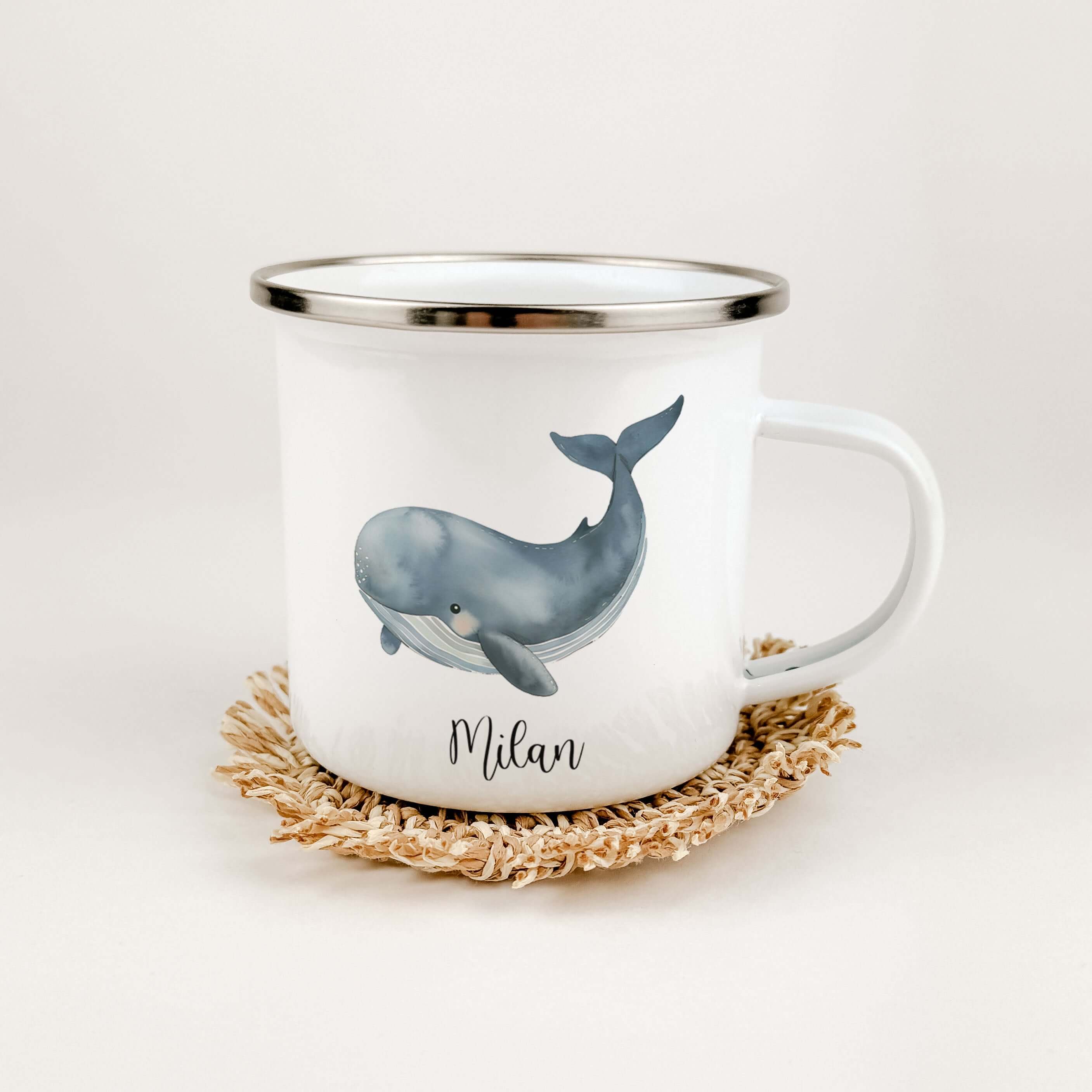 Emaille Tasse Wal-famprints-Emaille Tasse-Entdecke die bezaubernde Emaille Tasse Wal – das perfekte Geschenk für kleine Abenteurer! Diese Emaille Tasse personalisiert macht jeden Schluck zu einem Erlebnis und zaubert ein Lächeln in Kinderaugen. Mit einem