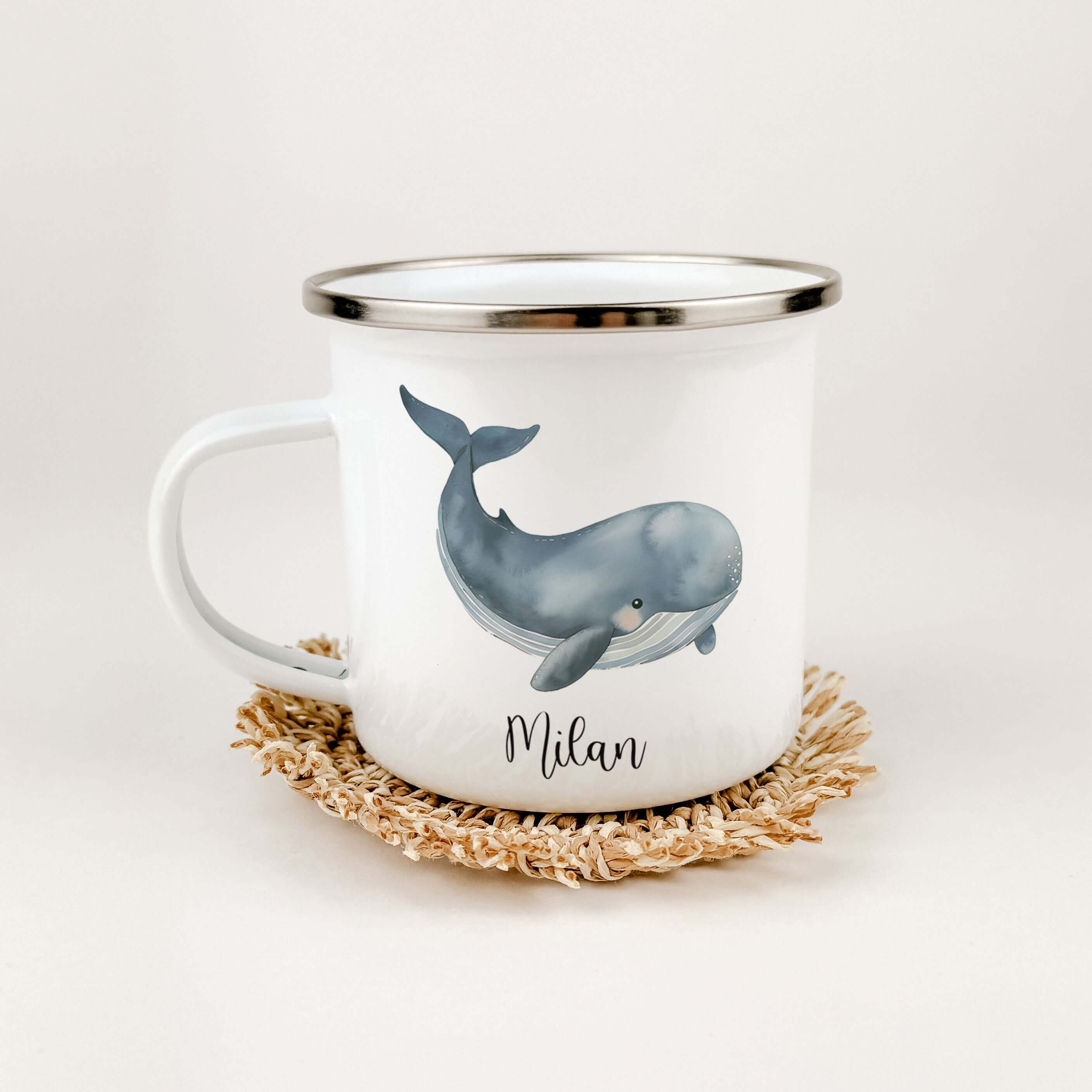Emaille Tasse Wal-famprints-Emaille Tasse-Entdecke die bezaubernde Emaille Tasse Wal – das perfekte Geschenk für kleine Abenteurer! Diese Emaille Tasse personalisiert macht jeden Schluck zu einem Erlebnis und zaubert ein Lächeln in Kinderaugen. Mit einem