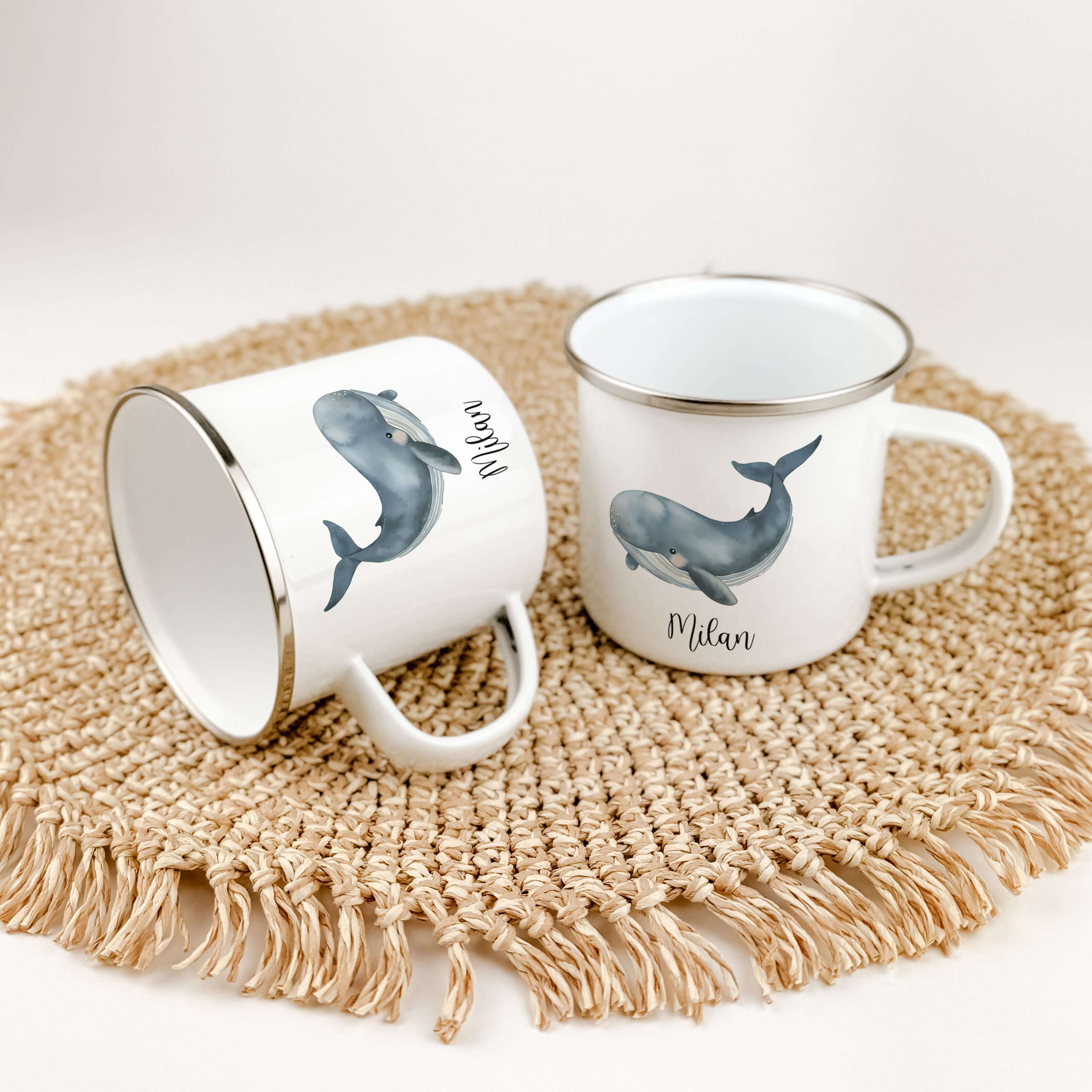Emaille Tasse Wal-famprints-Emaille Tasse-Entdecke die bezaubernde Emaille Tasse Wal – das perfekte Geschenk für kleine Abenteurer! Diese Emaille Tasse personalisiert macht jeden Schluck zu einem Erlebnis und zaubert ein Lächeln in Kinderaugen. Mit einem