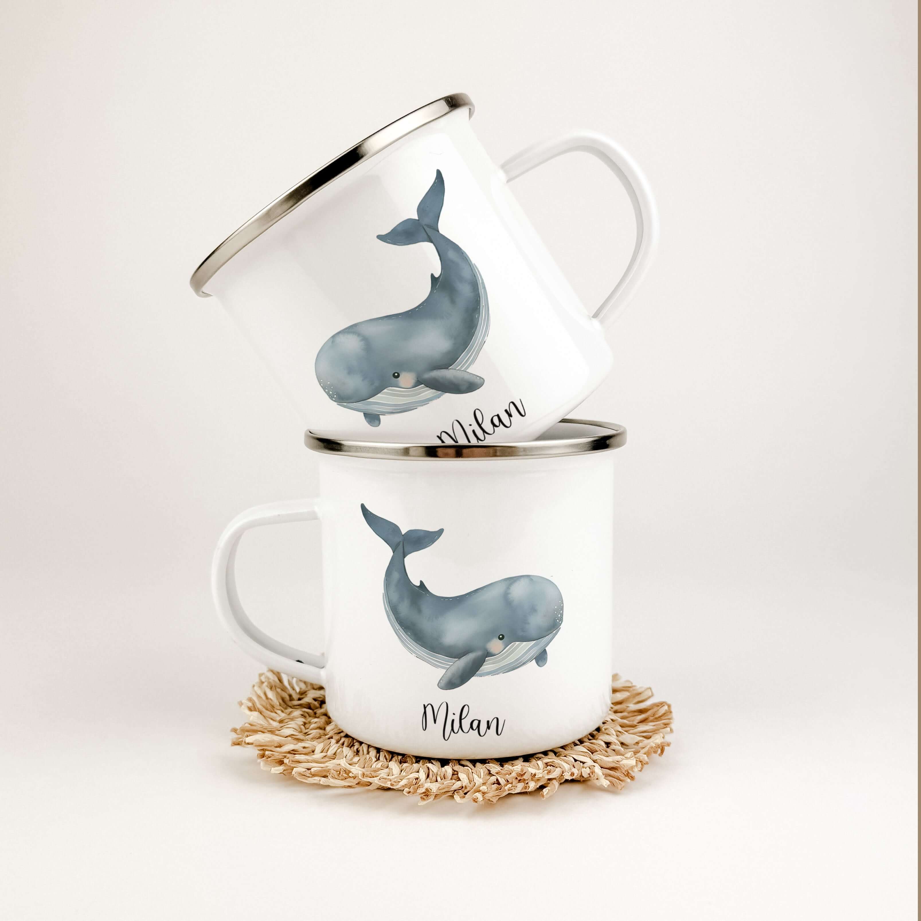 Emaille Tasse Wal-famprints-Emaille Tasse-Entdecke die bezaubernde Emaille Tasse Wal – das perfekte Geschenk für kleine Abenteurer! Diese Emaille Tasse personalisiert macht jeden Schluck zu einem Erlebnis und zaubert ein Lächeln in Kinderaugen. Mit einem