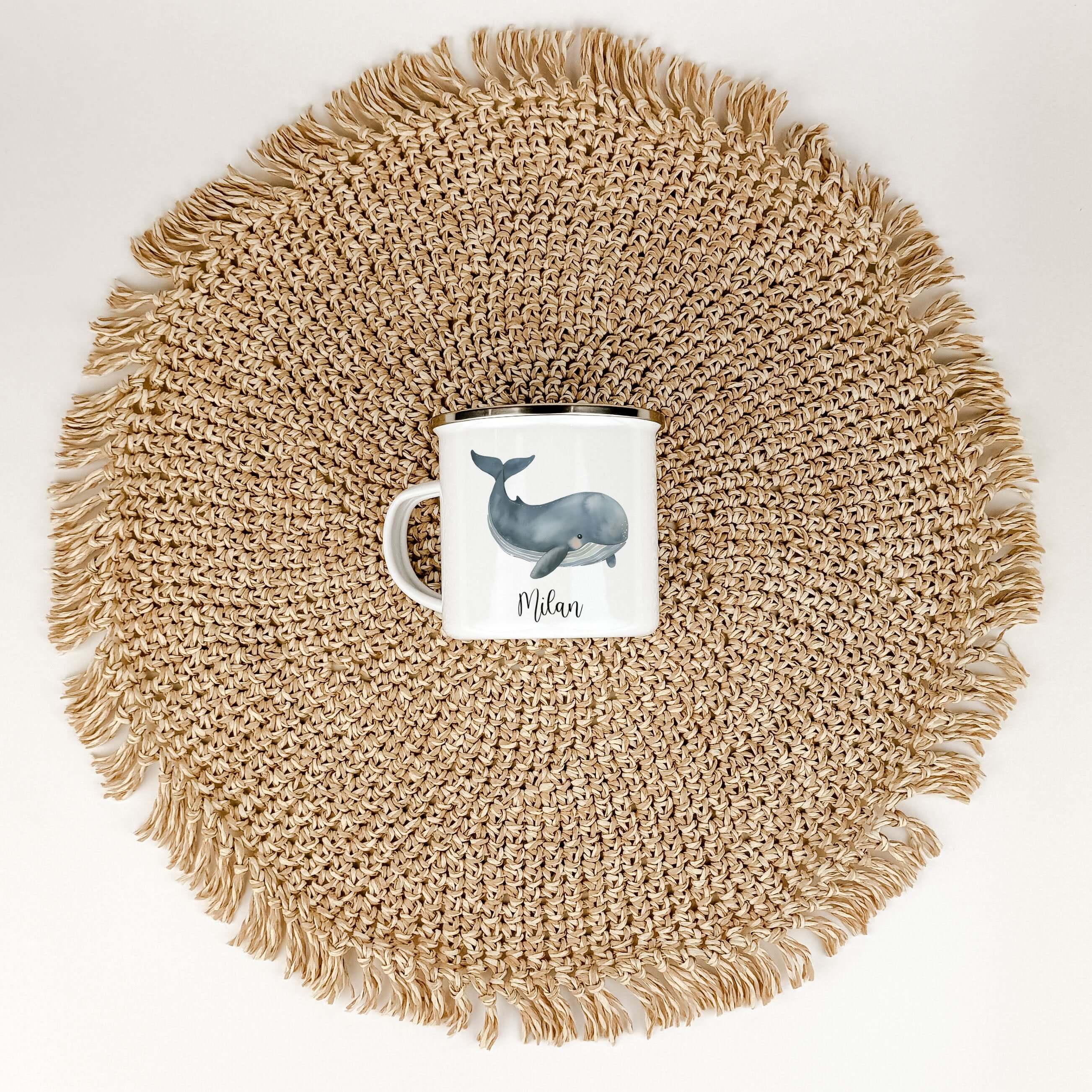 Emaille Tasse Wal-famprints-Emaille Tasse-Entdecke die bezaubernde Emaille Tasse Wal – das perfekte Geschenk für kleine Abenteurer! Diese Emaille Tasse personalisiert macht jeden Schluck zu einem Erlebnis und zaubert ein Lächeln in Kinderaugen. Mit einem