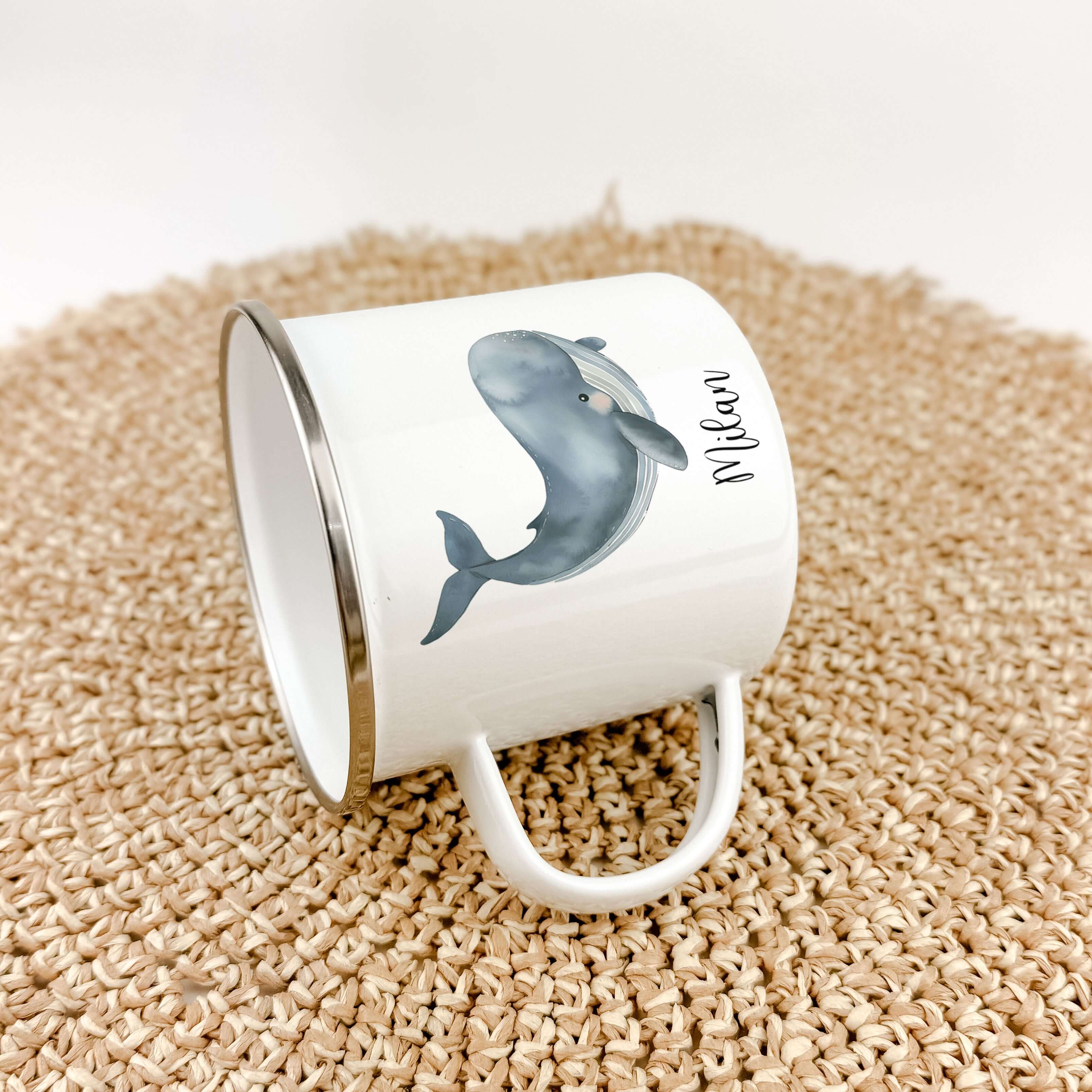 Emaille Tasse Wal-famprints-Emaille Tasse-Entdecke die bezaubernde Emaille Tasse Wal – das perfekte Geschenk für kleine Abenteurer! Diese Emaille Tasse personalisiert macht jeden Schluck zu einem Erlebnis und zaubert ein Lächeln in Kinderaugen. Mit einem